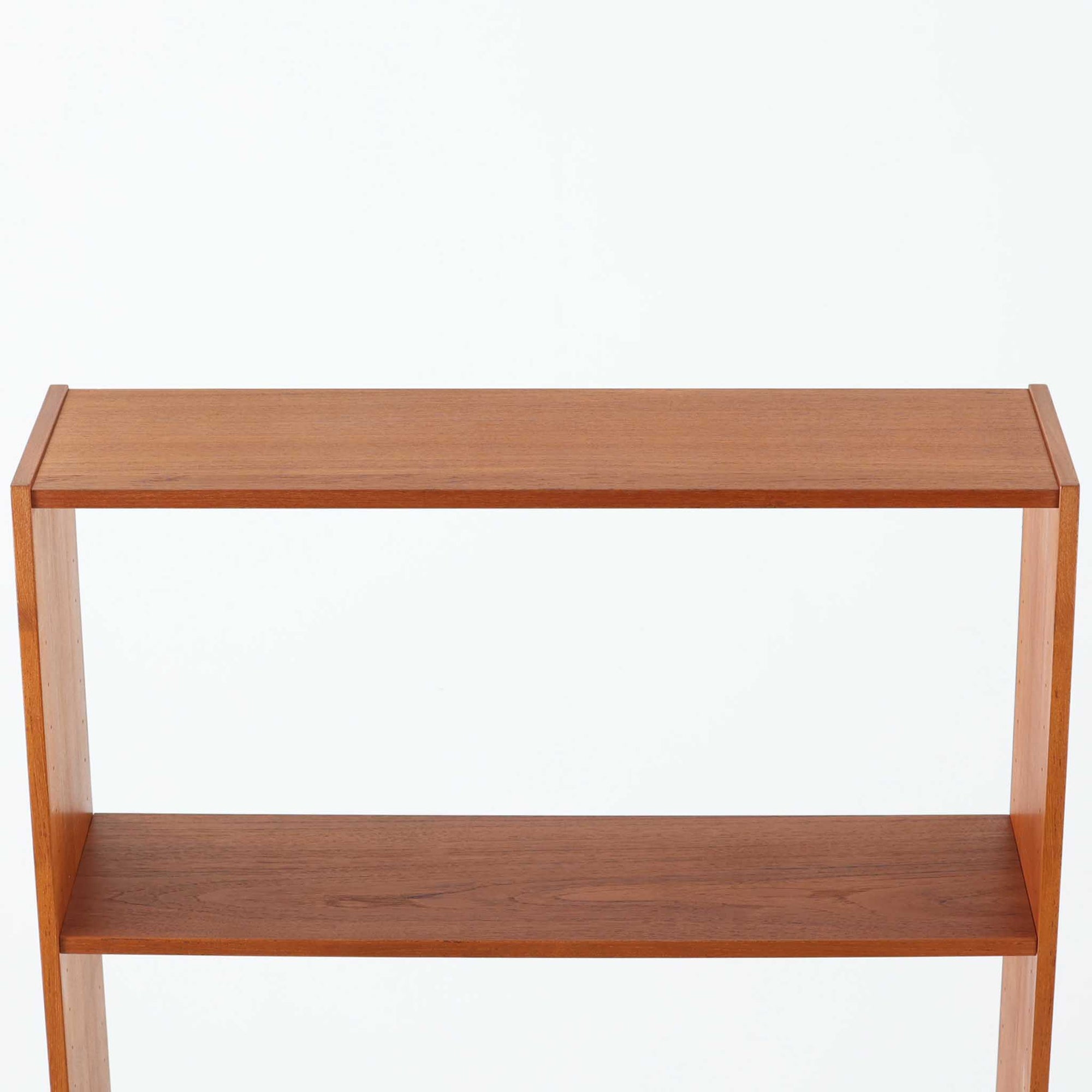 Breox Mobler社によってスウェーデンで製造されたこちらのディスプレイシェルフは、チーク材の温かみある風合いと機能美を兼ね備えた北欧ビンテージ家具です。上段は高さのある3段の棚構成となっており、書籍や小物、アートピースなどを美しく飾るのに適した開放的な設計です。下段には鍵付きのフラップ式収納が備えられ、生活感のあるアイテムをすっきりと隠せる実用的な構造となっています。直線的で軽やかなデザインは圧迫感がなく、省スペースでありながら高い収納力を誇ります。チーク材特有の深みある色合いが魅力で、リビングや書斎、寝室などあらゆる空間に馴染みます。北欧ビンテージ家具ならではの経年変化と上質な存在感をお楽しみいただけます。