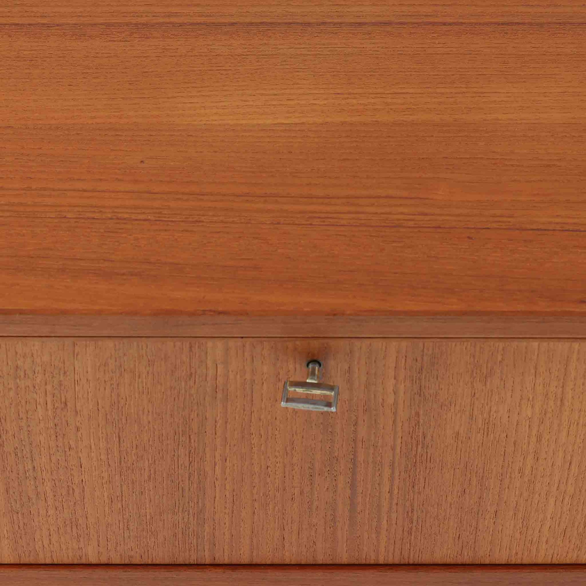 Breox Mobler社によってスウェーデンで製造されたこちらのディスプレイシェルフは、チーク材の温かみある風合いと機能美を兼ね備えた北欧ビンテージ家具です。上段は高さのある3段の棚構成となっており、書籍や小物、アートピースなどを美しく飾るのに適した開放的な設計です。下段には鍵付きのフラップ式収納が備えられ、生活感のあるアイテムをすっきりと隠せる実用的な構造となっています。直線的で軽やかなデザインは圧迫感がなく、省スペースでありながら高い収納力を誇ります。チーク材特有の深みある色合いが魅力で、リビングや書斎、寝室などあらゆる空間に馴染みます。北欧ビンテージ家具ならではの経年変化と上質な存在感をお楽しみいただけます。