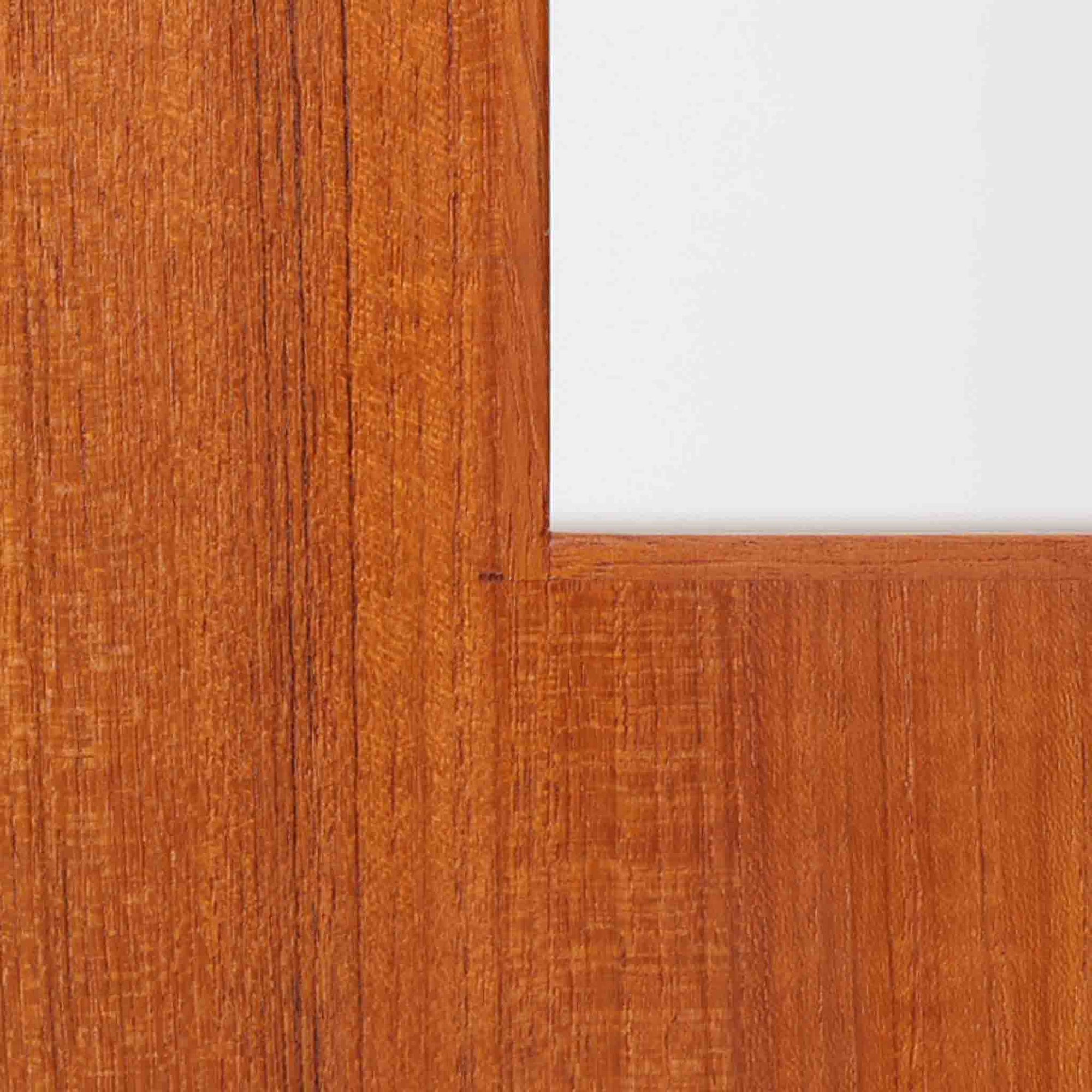 Breox Mobler社によってスウェーデンで製造されたこちらのディスプレイシェルフは、チーク材の温かみある風合いと機能美を兼ね備えた北欧ビンテージ家具です。上段は高さのある3段の棚構成となっており、書籍や小物、アートピースなどを美しく飾るのに適した開放的な設計です。下段には鍵付きのフラップ式収納が備えられ、生活感のあるアイテムをすっきりと隠せる実用的な構造となっています。直線的で軽やかなデザインは圧迫感がなく、省スペースでありながら高い収納力を誇ります。チーク材特有の深みある色合いが魅力で、リビングや書斎、寝室などあらゆる空間に馴染みます。北欧ビンテージ家具ならではの経年変化と上質な存在感をお楽しみいただけます。