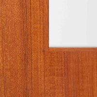 Breox Mobler社によってスウェーデンで製造されたこちらのディスプレイシェルフは、チーク材の温かみある風合いと機能美を兼ね備えた北欧ビンテージ家具です。上段は高さのある3段の棚構成となっており、書籍や小物、アートピースなどを美しく飾るのに適した開放的な設計です。下段には鍵付きのフラップ式収納が備えられ、生活感のあるアイテムをすっきりと隠せる実用的な構造となっています。直線的で軽やかなデザインは圧迫感がなく、省スペースでありながら高い収納力を誇ります。チーク材特有の深みある色合いが魅力で、リビングや書斎、寝室などあらゆる空間に馴染みます。北欧ビンテージ家具ならではの経年変化と上質な存在感をお楽しみいただけます。