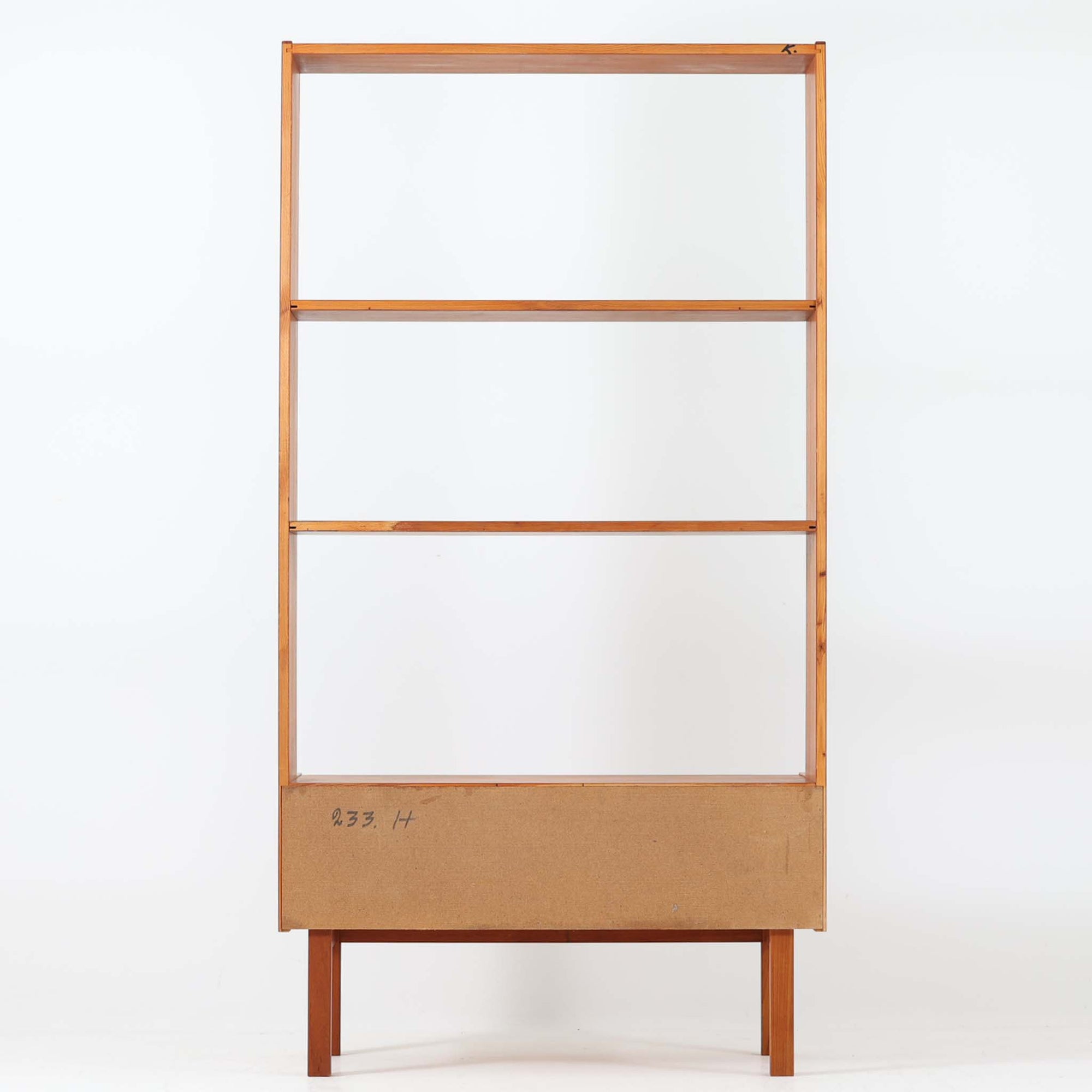 Breox Mobler社によってスウェーデンで製造されたこちらのディスプレイシェルフは、チーク材の温かみある風合いと機能美を兼ね備えた北欧ビンテージ家具です。上段は高さのある3段の棚構成となっており、書籍や小物、アートピースなどを美しく飾るのに適した開放的な設計です。下段には鍵付きのフラップ式収納が備えられ、生活感のあるアイテムをすっきりと隠せる実用的な構造となっています。直線的で軽やかなデザインは圧迫感がなく、省スペースでありながら高い収納力を誇ります。チーク材特有の深みある色合いが魅力で、リビングや書斎、寝室などあらゆる空間に馴染みます。北欧ビンテージ家具ならではの経年変化と上質な存在感をお楽しみいただけます。