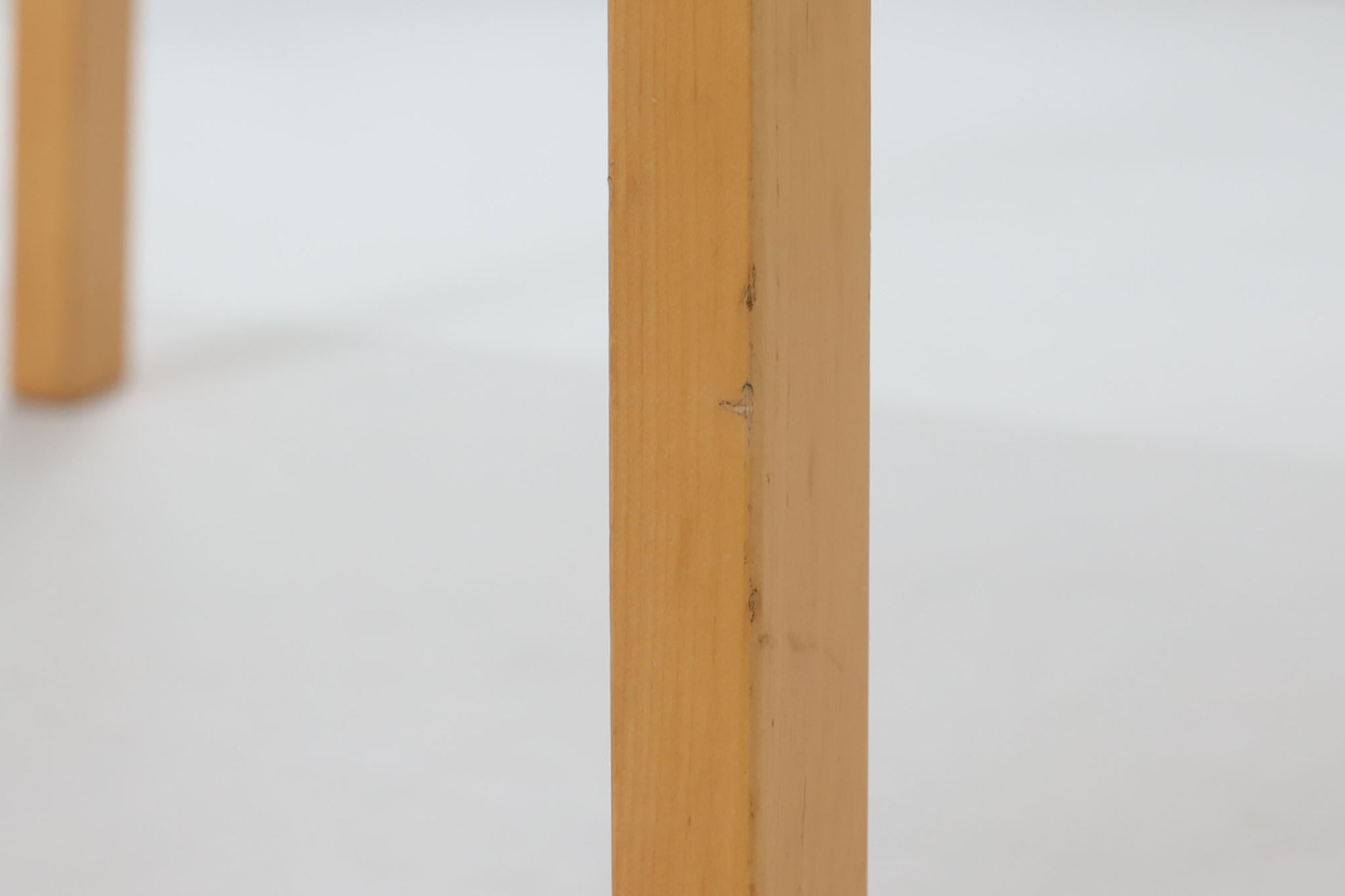 Artek社による、Alvar Aaltoデザインの幅120cmのダイニングテーブル。1970～1980年代に製造されたと考えられるヴィンテージ品です。Aaltoらしい流れるような曲線と、機能美を兼ね備えたデザインが特徴的。天板にはリノリウムが施されており、落ち着いたマットな質感と耐久性を備えています。温かみのあるバーチ材のフレームと、鮮やかなレッドの天板が美しいコントラストを生み出し、空間に独特の存在感を与えます。シンプルでありながら洗練された佇まいは、北欧デザインの魅力を存分に感じさせる一台です。