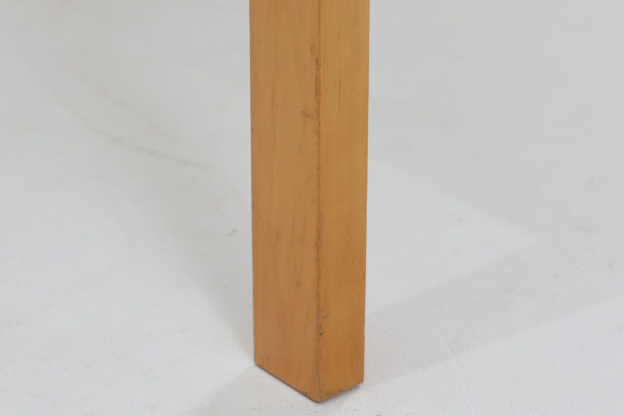 Artek社による、Alvar Aaltoデザインの幅120cmのダイニングテーブル。1970～1980年代に製造されたと考えられるヴィンテージ品です。Aaltoらしい流れるような曲線と、機能美を兼ね備えたデザインが特徴的。天板にはリノリウムが施されており、落ち着いたマットな質感と耐久性を備えています。温かみのあるバーチ材のフレームと、鮮やかなレッドの天板が美しいコントラストを生み出し、空間に独特の存在感を与えます。シンプルでありながら洗練された佇まいは、北欧デザインの魅力を存分に感じさせる一台です。