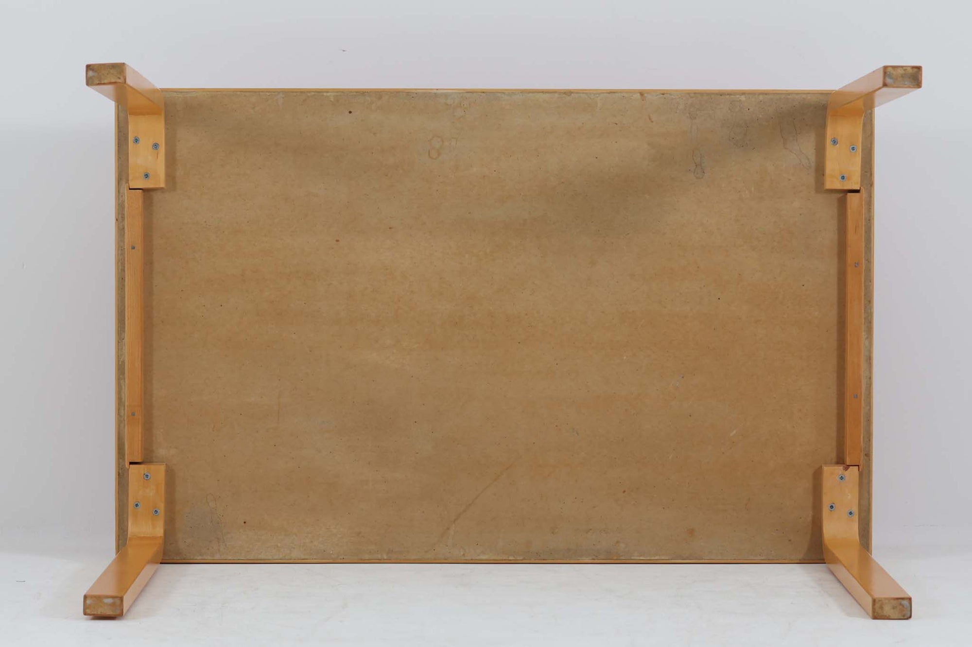 Artek社による、Alvar Aaltoデザインの幅120cmのダイニングテーブル。1970～1980年代に製造されたと考えられるヴィンテージ品です。Aaltoらしい流れるような曲線と、機能美を兼ね備えたデザインが特徴的。天板にはリノリウムが施されており、落ち着いたマットな質感と耐久性を備えています。温かみのあるバーチ材のフレームと、鮮やかなレッドの天板が美しいコントラストを生み出し、空間に独特の存在感を与えます。シンプルでありながら洗練された佇まいは、北欧デザインの魅力を存分に感じさせる一台です。