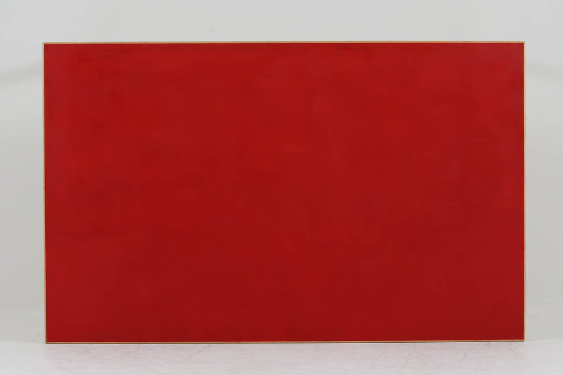Artek社による、Alvar Aaltoデザインの幅120cmのダイニングテーブル。1970～1980年代に製造されたと考えられるヴィンテージ品です。Aaltoらしい流れるような曲線と、機能美を兼ね備えたデザインが特徴的。天板にはリノリウムが施されており、落ち着いたマットな質感と耐久性を備えています。温かみのあるバーチ材のフレームと、鮮やかなレッドの天板が美しいコントラストを生み出し、空間に独特の存在感を与えます。シンプルでありながら洗練された佇まいは、北欧デザインの魅力を存分に感じさせる一台です。