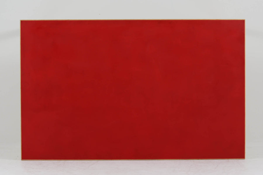 Artek社による、Alvar Aaltoデザインの幅120cmのダイニングテーブル。1970～1980年代に製造されたと考えられるヴィンテージ品です。Aaltoらしい流れるような曲線と、機能美を兼ね備えたデザインが特徴的。天板にはリノリウムが施されており、落ち着いたマットな質感と耐久性を備えています。温かみのあるバーチ材のフレームと、鮮やかなレッドの天板が美しいコントラストを生み出し、空間に独特の存在感を与えます。シンプルでありながら洗練された佇まいは、北欧デザインの魅力を存分に感じさせる一台です。