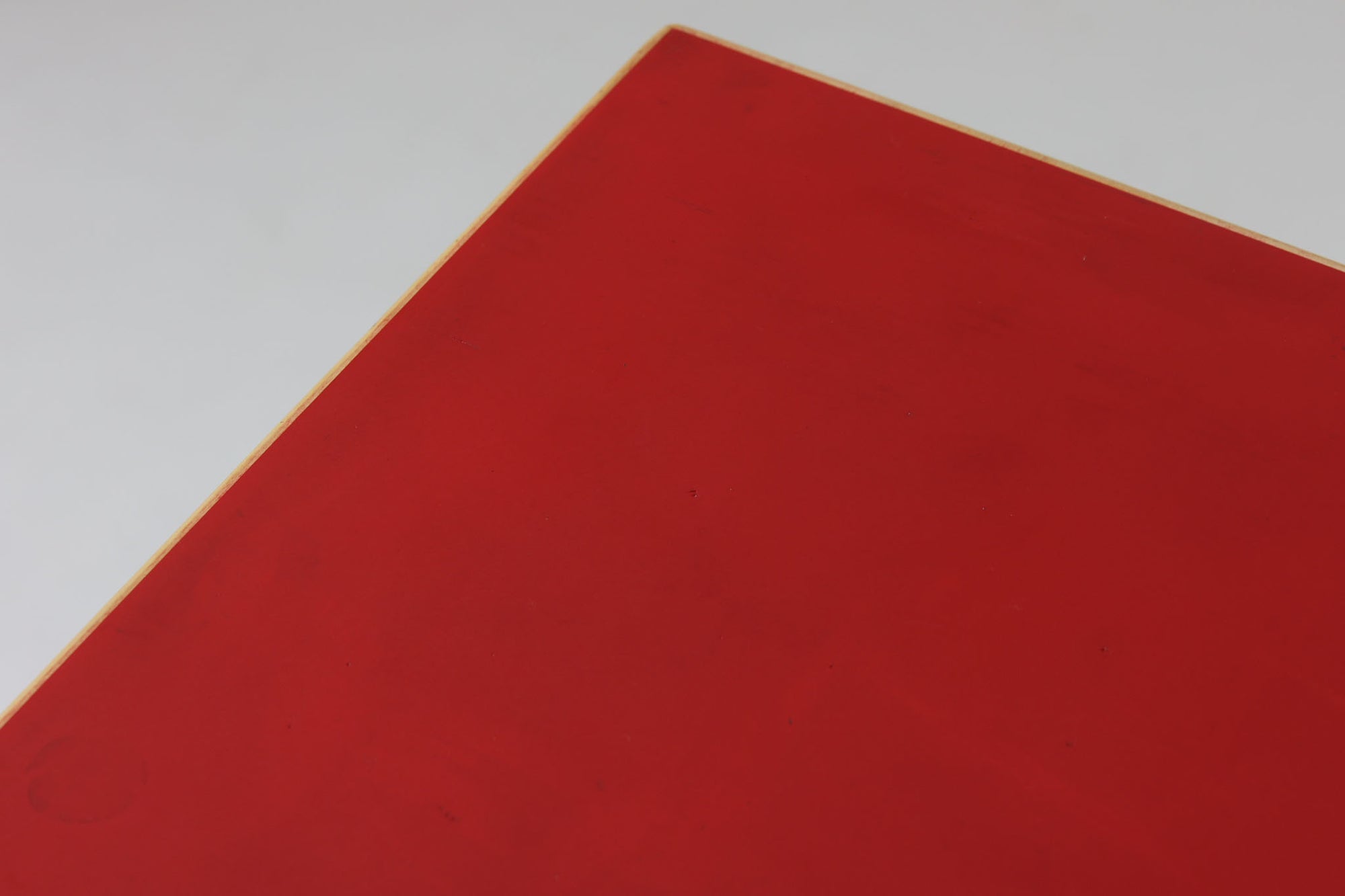 Artek社による、Alvar Aaltoデザインの幅120cmのダイニングテーブル。1970～1980年代に製造されたと考えられるヴィンテージ品です。Aaltoらしい流れるような曲線と、機能美を兼ね備えたデザインが特徴的。天板にはリノリウムが施されており、落ち着いたマットな質感と耐久性を備えています。温かみのあるバーチ材のフレームと、鮮やかなレッドの天板が美しいコントラストを生み出し、空間に独特の存在感を与えます。シンプルでありながら洗練された佇まいは、北欧デザインの魅力を存分に感じさせる一台です。