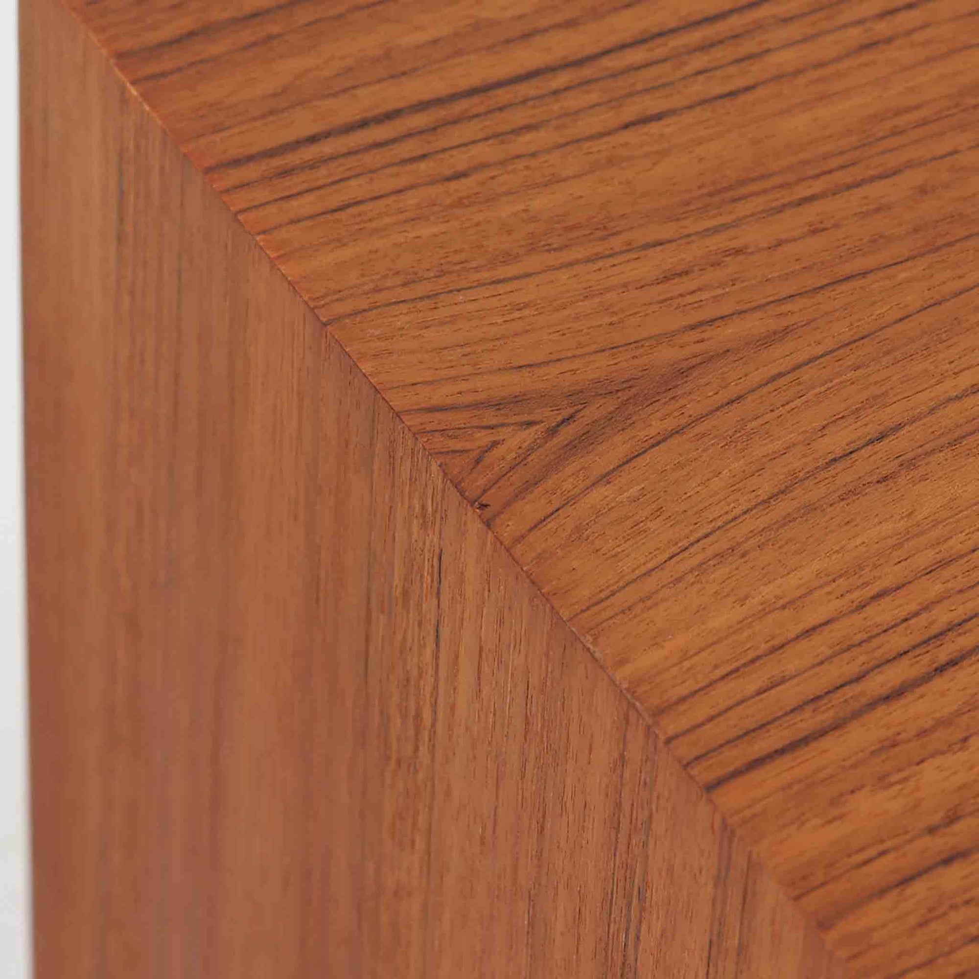 Kai Kristiansen（カイ・クリスチャンセン）によるデザインで、Feldballes Mobelfabrik社から製造された4段チェストです。端正なチーク材の木目と、すっきりとした直線構成が美しく調和し、北欧デザインらしい静かな上質さを感じさせます。細身のテーパー脚が軽やかな印象を与えつつ、引き出しの厚みや無垢材の取っ手が確かな存在感を放ちます。幅86cmの程よいサイズで、寝室やリビングの収納家具としても最適。経年によって深みを増したチーク材の艶が、ビンテージならではの味わいを引き立てています。