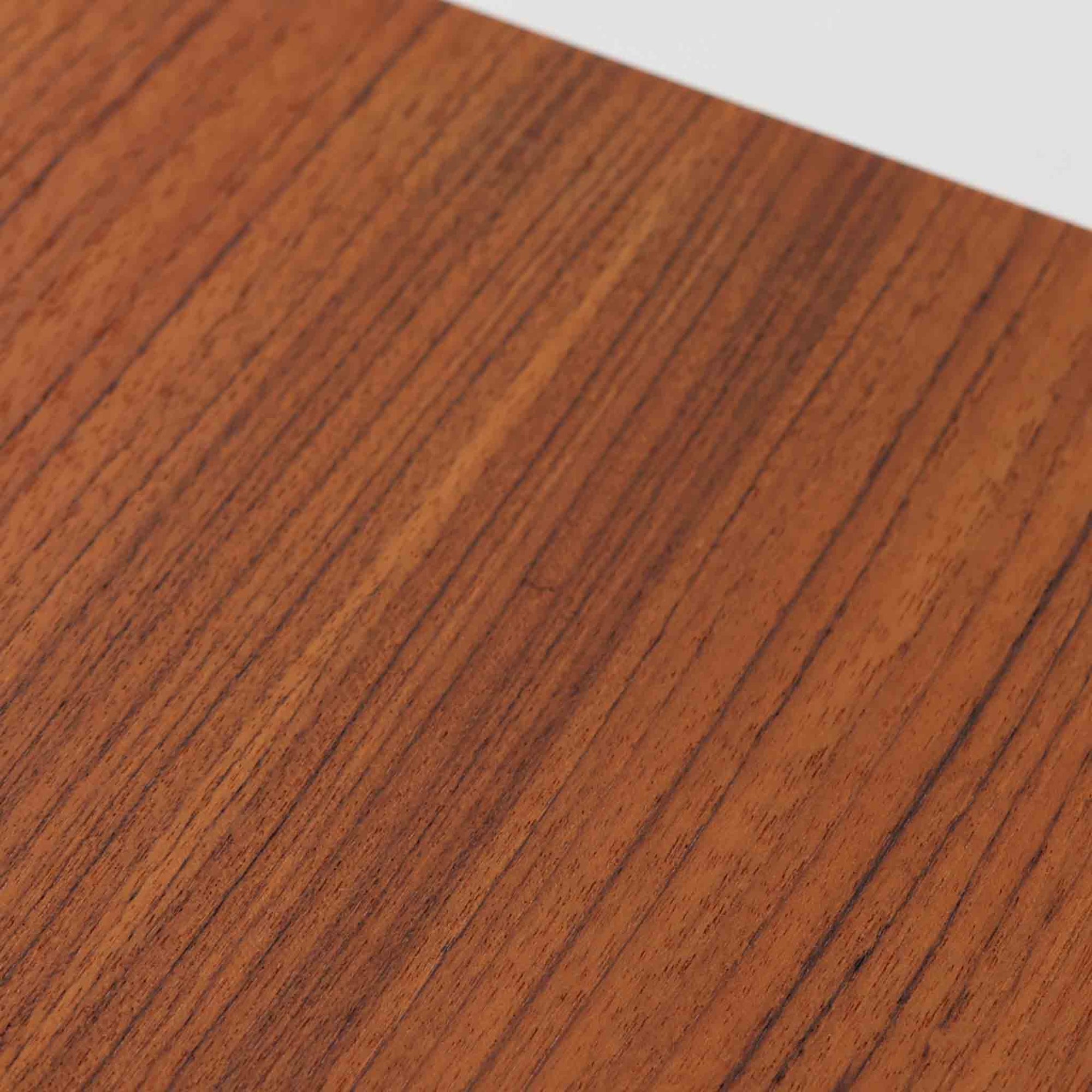 Kai Kristiansen（カイ・クリスチャンセン）によるデザインで、Feldballes Mobelfabrik社から製造された4段チェストです。端正なチーク材の木目と、すっきりとした直線構成が美しく調和し、北欧デザインらしい静かな上質さを感じさせます。細身のテーパー脚が軽やかな印象を与えつつ、引き出しの厚みや無垢材の取っ手が確かな存在感を放ちます。幅86cmの程よいサイズで、寝室やリビングの収納家具としても最適。経年によって深みを増したチーク材の艶が、ビンテージならではの味わいを引き立てています。