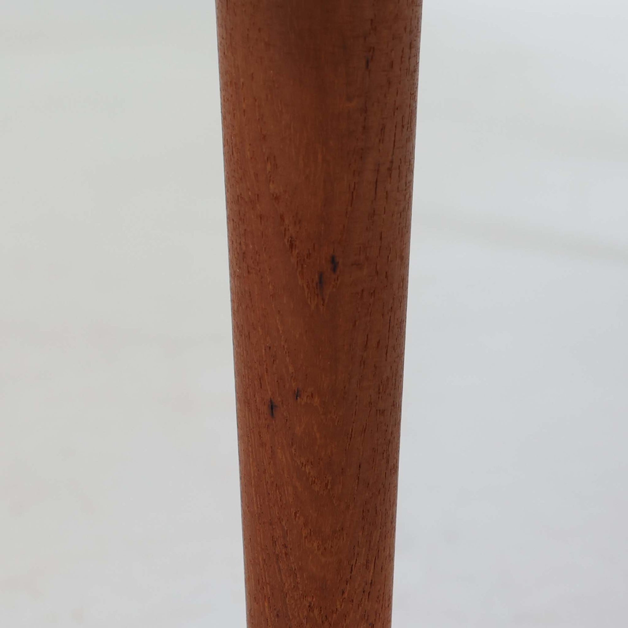 Kai Kristiansen（カイ・クリスチャンセン）によるデザインで、Feldballes Mobelfabrik社から製造された4段チェストです。端正なチーク材の木目と、すっきりとした直線構成が美しく調和し、北欧デザインらしい静かな上質さを感じさせます。細身のテーパー脚が軽やかな印象を与えつつ、引き出しの厚みや無垢材の取っ手が確かな存在感を放ちます。幅86cmの程よいサイズで、寝室やリビングの収納家具としても最適。経年によって深みを増したチーク材の艶が、ビンテージならではの味わいを引き立てています。