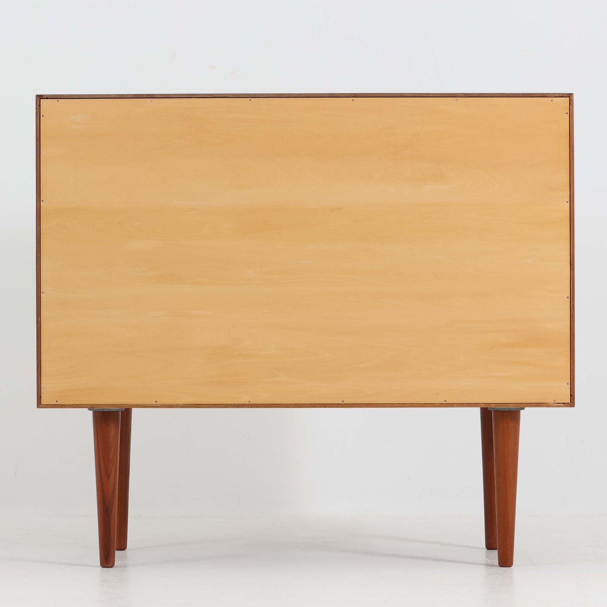 Kai Kristiansen（カイ・クリスチャンセン）によるデザインで、Feldballes Mobelfabrik社から製造された4段チェストです。端正なチーク材の木目と、すっきりとした直線構成が美しく調和し、北欧デザインらしい静かな上質さを感じさせます。細身のテーパー脚が軽やかな印象を与えつつ、引き出しの厚みや無垢材の取っ手が確かな存在感を放ちます。幅86cmの程よいサイズで、寝室やリビングの収納家具としても最適。経年によって深みを増したチーク材の艶が、ビンテージならではの味わいを引き立てています。