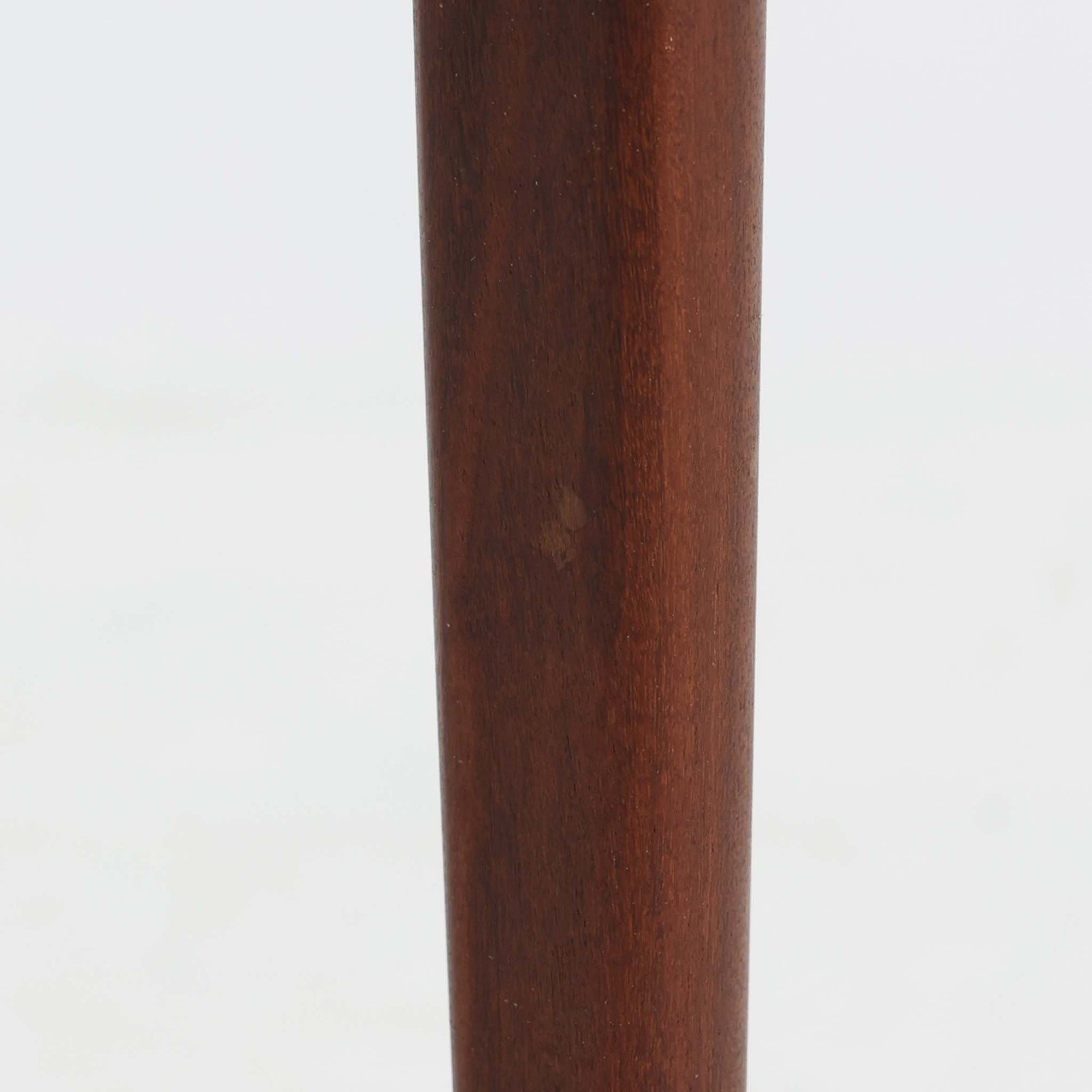 チーク材を使用したデンマーク製のソーイングテーブルです。丸みを帯びた脚部と有機的な取っ手のデザインが愛らしく、温かみのある木目が上品な印象を与えます。引き出し内には仕切りが設けられ、小物の整理にも便利。キャスター付きで移動もスムーズに行えます。ミシン台や裁縫用としてはもちろん、リビングでサイドテーブルや収納台としても活躍する汎用性の高い一台です。経年によるチークの深い色艶が、北欧ビンテージ家具ならではの趣を添えています。