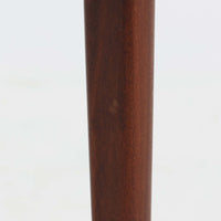 チーク材を使用したデンマーク製のソーイングテーブルです。丸みを帯びた脚部と有機的な取っ手のデザインが愛らしく、温かみのある木目が上品な印象を与えます。引き出し内には仕切りが設けられ、小物の整理にも便利。キャスター付きで移動もスムーズに行えます。ミシン台や裁縫用としてはもちろん、リビングでサイドテーブルや収納台としても活躍する汎用性の高い一台です。経年によるチークの深い色艶が、北欧ビンテージ家具ならではの趣を添えています。