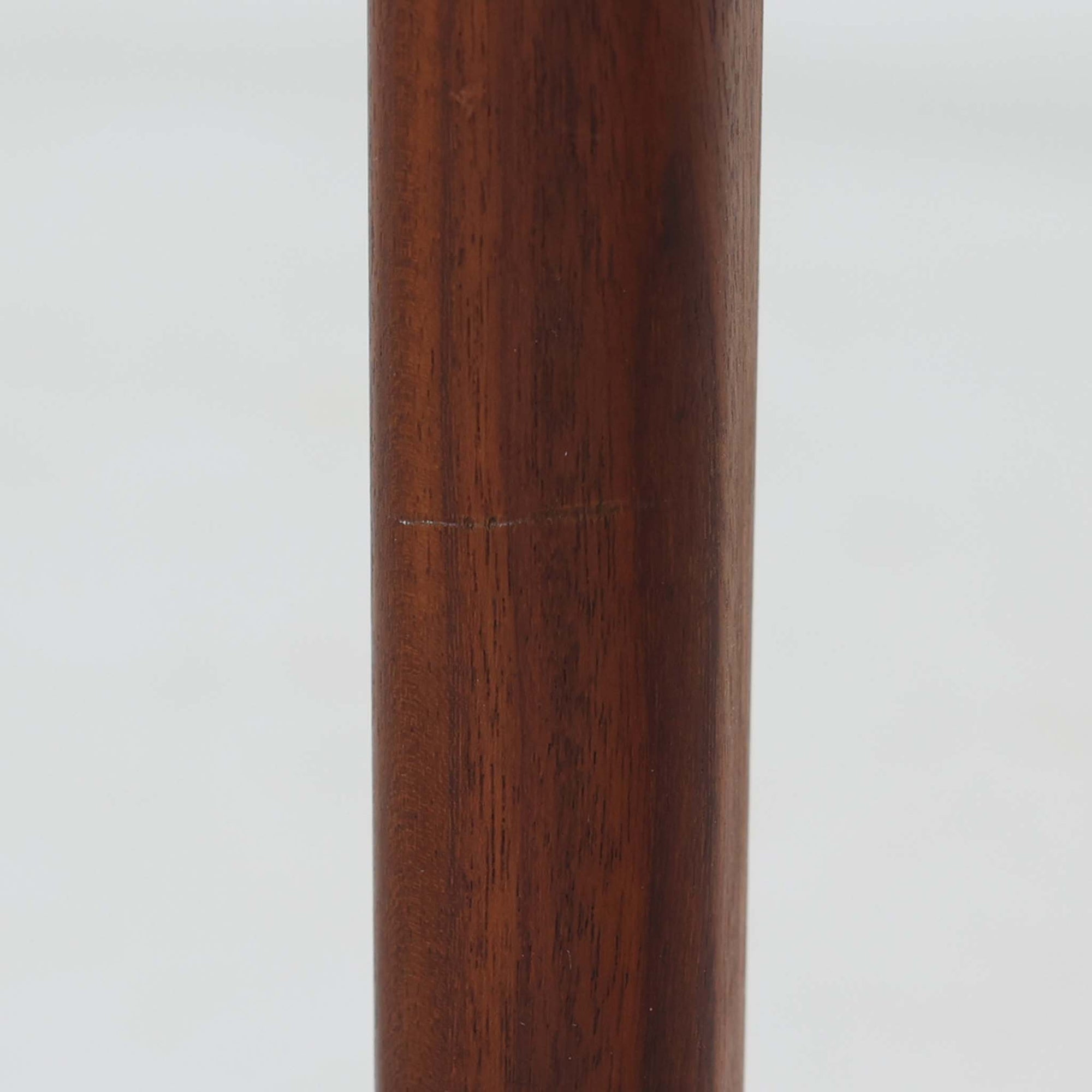 チーク材を使用したデンマーク製のソーイングテーブルです。丸みを帯びた脚部と有機的な取っ手のデザインが愛らしく、温かみのある木目が上品な印象を与えます。引き出し内には仕切りが設けられ、小物の整理にも便利。キャスター付きで移動もスムーズに行えます。ミシン台や裁縫用としてはもちろん、リビングでサイドテーブルや収納台としても活躍する汎用性の高い一台です。経年によるチークの深い色艶が、北欧ビンテージ家具ならではの趣を添えています。