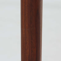 チーク材を使用したデンマーク製のソーイングテーブルです。丸みを帯びた脚部と有機的な取っ手のデザインが愛らしく、温かみのある木目が上品な印象を与えます。引き出し内には仕切りが設けられ、小物の整理にも便利。キャスター付きで移動もスムーズに行えます。ミシン台や裁縫用としてはもちろん、リビングでサイドテーブルや収納台としても活躍する汎用性の高い一台です。経年によるチークの深い色艶が、北欧ビンテージ家具ならではの趣を添えています。