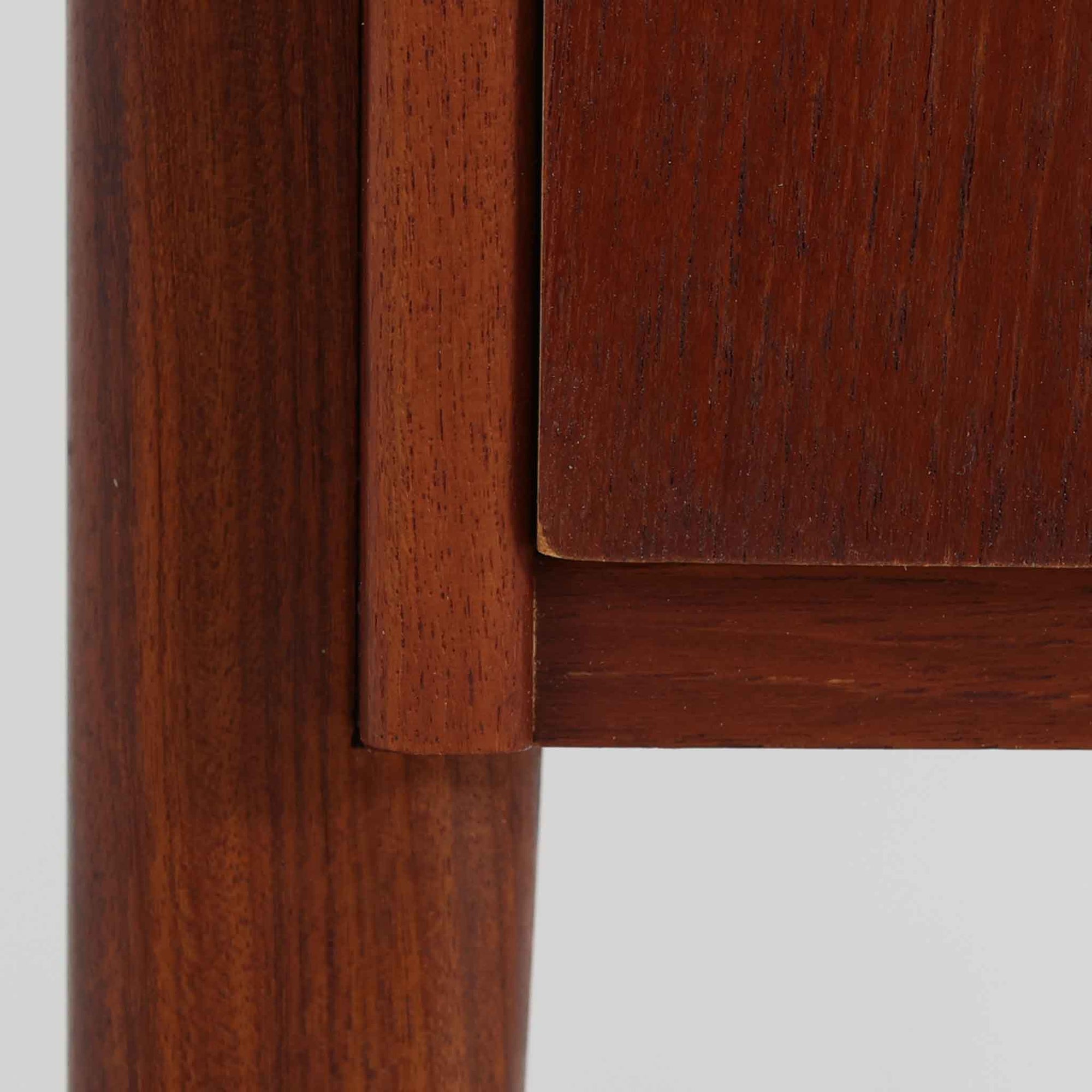 チーク材を使用したデンマーク製のソーイングテーブルです。丸みを帯びた脚部と有機的な取っ手のデザインが愛らしく、温かみのある木目が上品な印象を与えます。引き出し内には仕切りが設けられ、小物の整理にも便利。キャスター付きで移動もスムーズに行えます。ミシン台や裁縫用としてはもちろん、リビングでサイドテーブルや収納台としても活躍する汎用性の高い一台です。経年によるチークの深い色艶が、北欧ビンテージ家具ならではの趣を添えています。