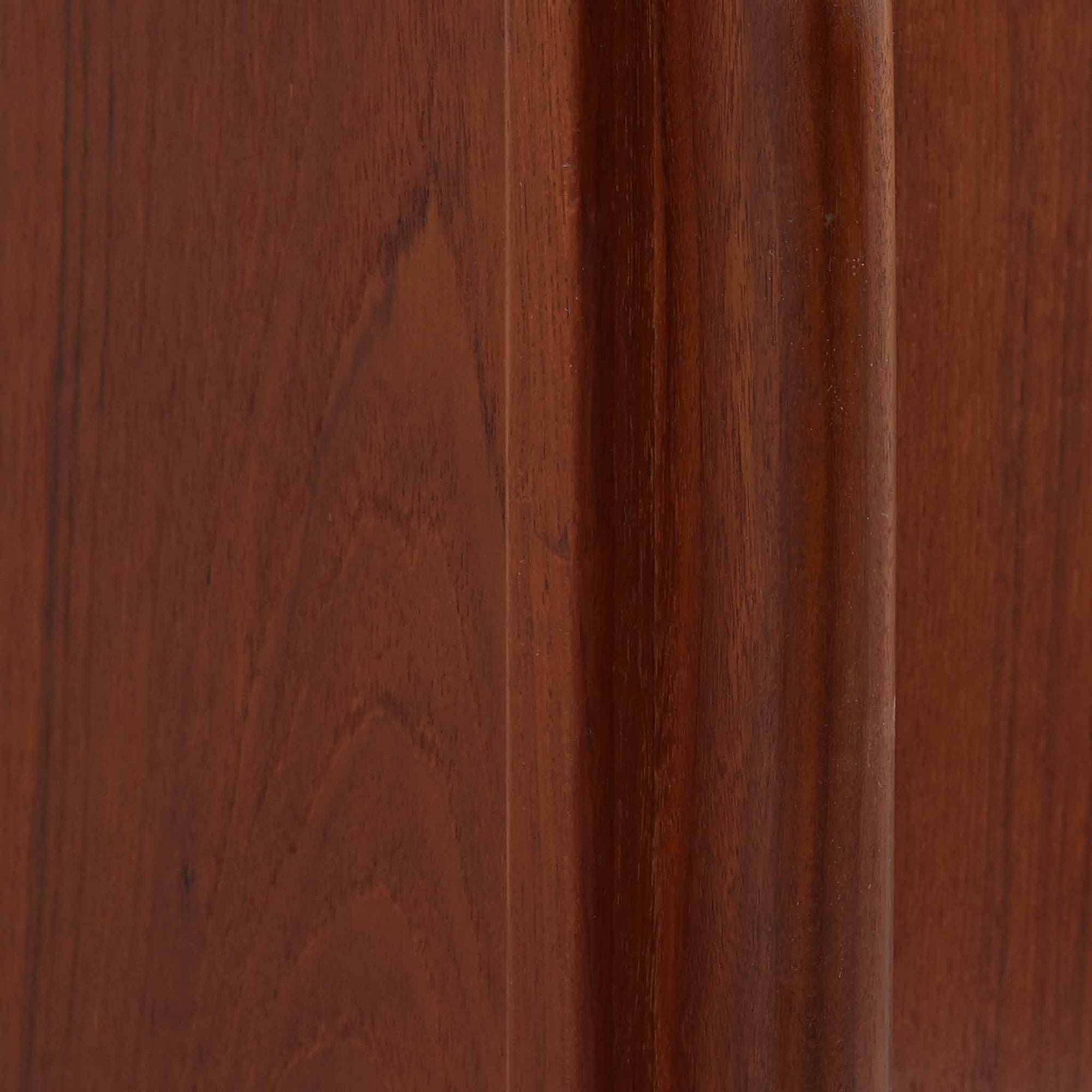 チーク材を使用したデンマーク製のソーイングテーブルです。丸みを帯びた脚部と有機的な取っ手のデザインが愛らしく、温かみのある木目が上品な印象を与えます。引き出し内には仕切りが設けられ、小物の整理にも便利。キャスター付きで移動もスムーズに行えます。ミシン台や裁縫用としてはもちろん、リビングでサイドテーブルや収納台としても活躍する汎用性の高い一台です。経年によるチークの深い色艶が、北欧ビンテージ家具ならではの趣を添えています。