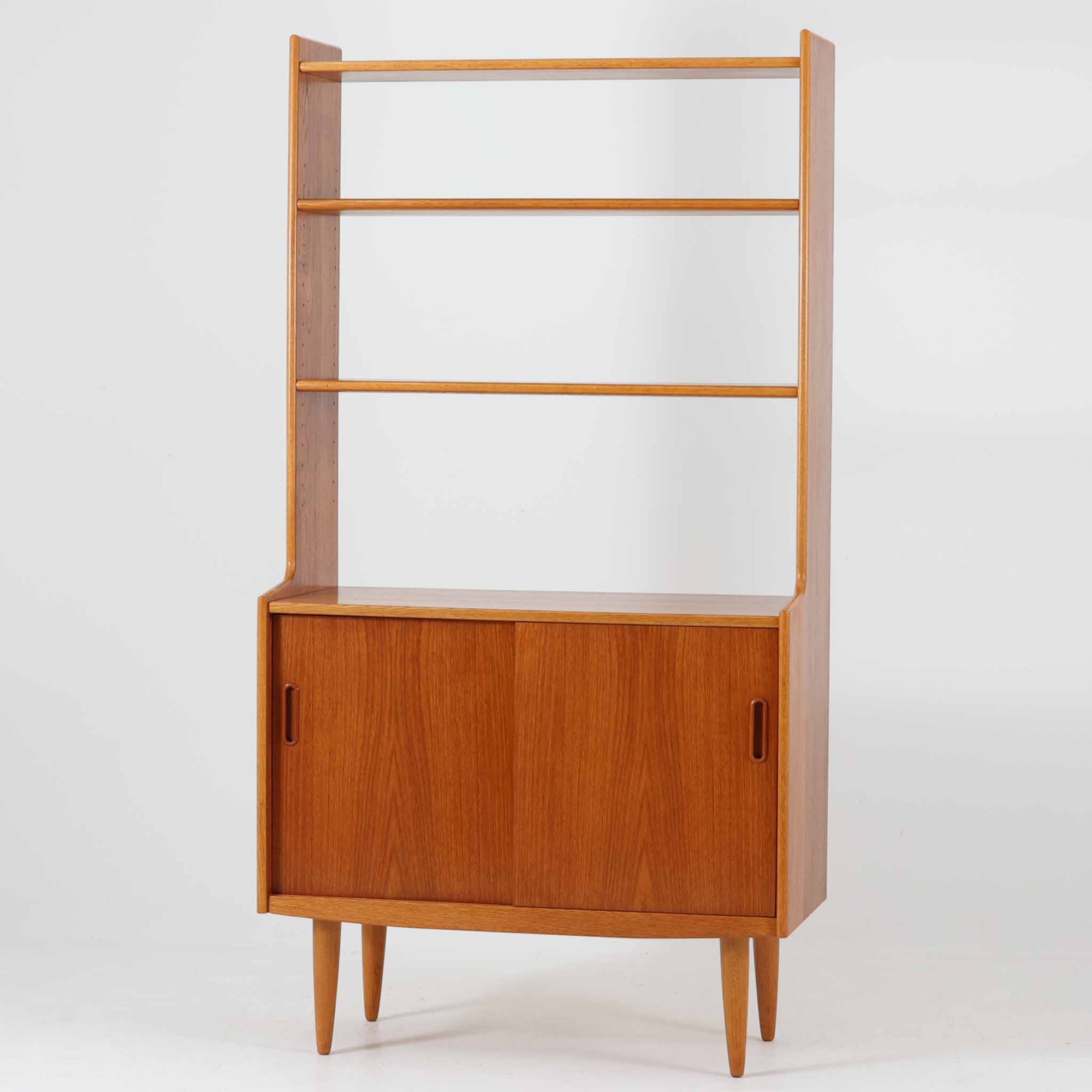 チーク材とオーク材を組み合わせたスウェーデン製のビンテージオープンシェルフは、上段に3段のオープン棚、下段に引き戸式の収納を備えた実用的な構成が特徴で、ディスプレイと収納を兼ね備えた一台として、リビングや書斎などさまざまな空間で活躍します。