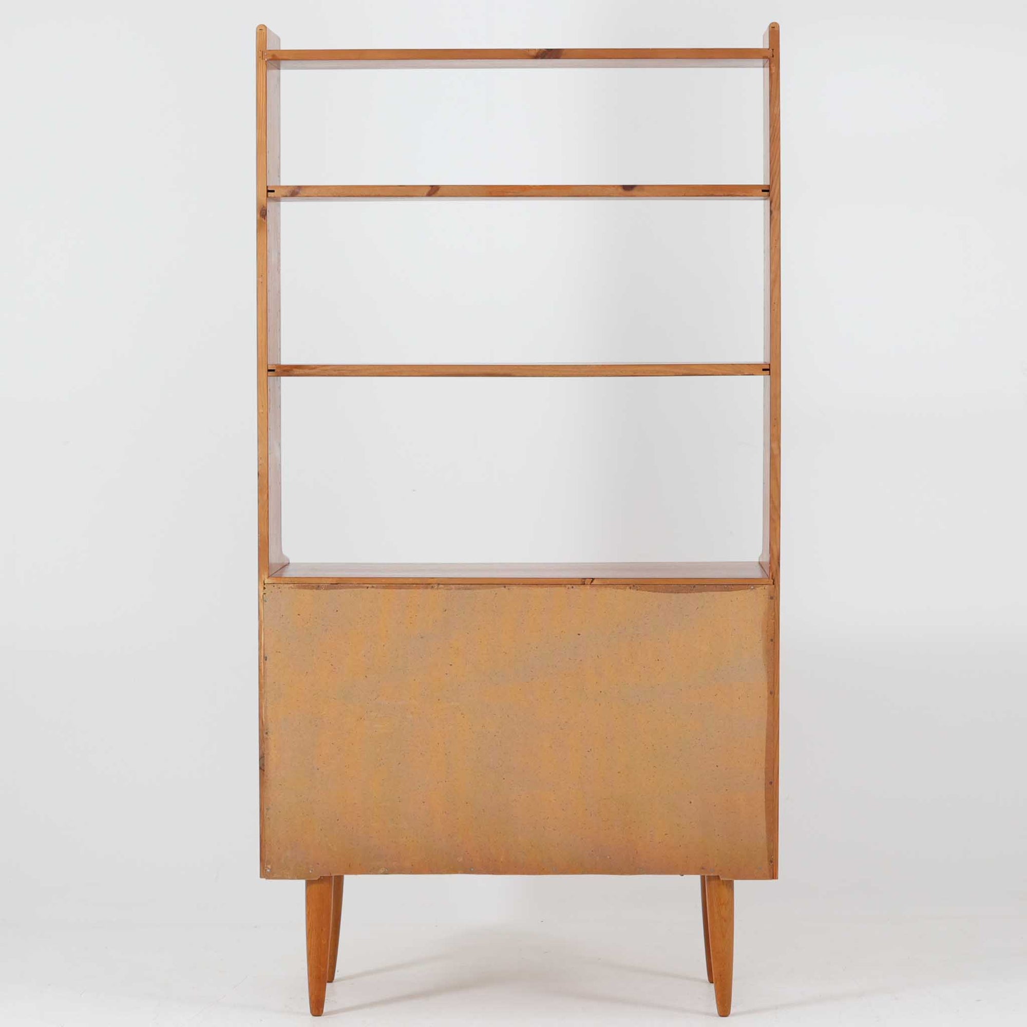 チーク材とオーク材を組み合わせたスウェーデン製のビンテージオープンシェルフは、上段に3段のオープン棚、下段に引き戸式の収納を備えた実用的な構成が特徴で、ディスプレイと収納を兼ね備えた一台として、リビングや書斎などさまざまな空間で活躍します。