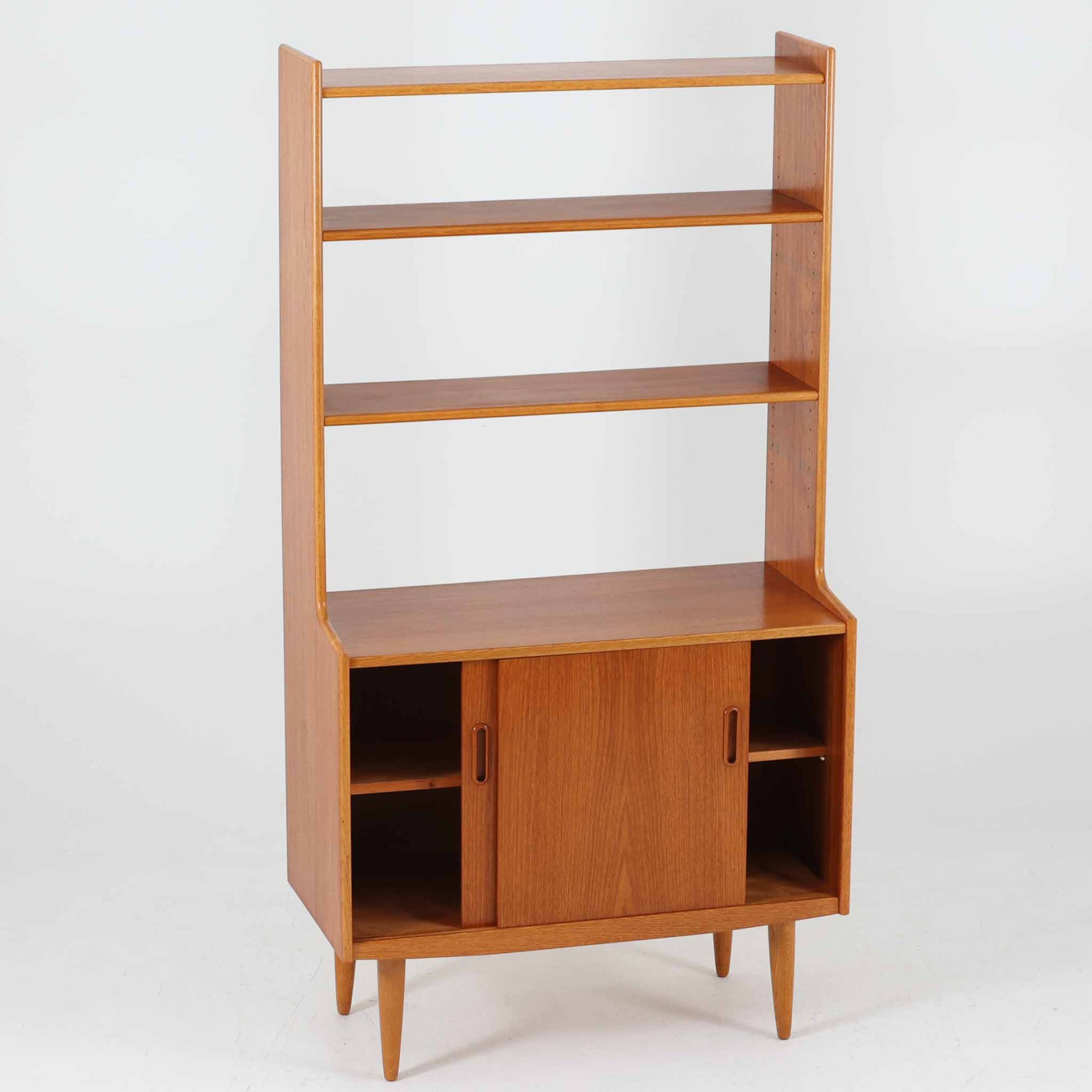 チーク材とオーク材を組み合わせたスウェーデン製のビンテージオープンシェルフは、上段に3段のオープン棚、下段に引き戸式の収納を備えた実用的な構成が特徴で、ディスプレイと収納を兼ね備えた一台として、リビングや書斎などさまざまな空間で活躍します。