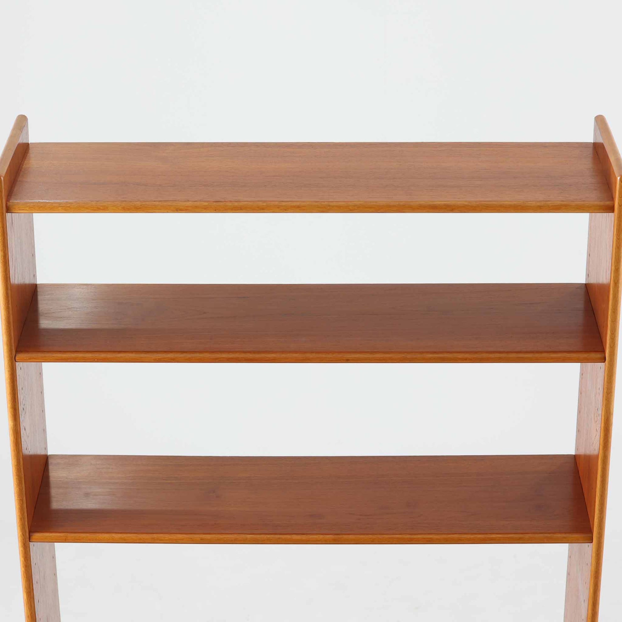 チーク材とオーク材を組み合わせたスウェーデン製のビンテージオープンシェルフは、上段に3段のオープン棚、下段に引き戸式の収納を備えた実用的な構成が特徴で、ディスプレイと収納を兼ね備えた一台として、リビングや書斎などさまざまな空間で活躍します。
