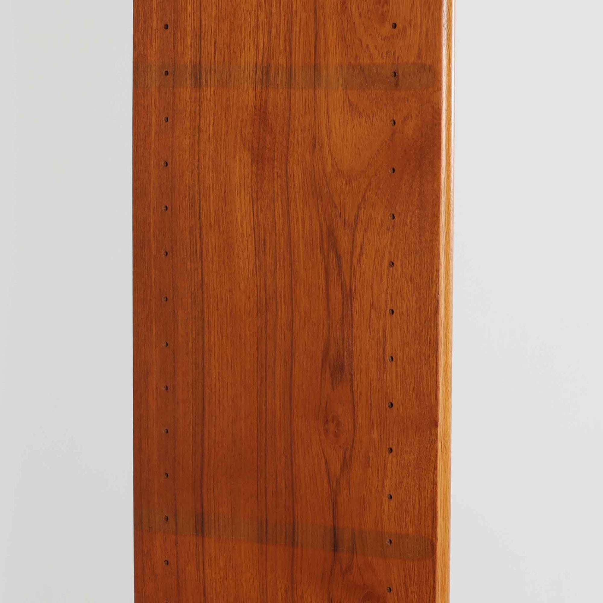 チーク材とオーク材を組み合わせたスウェーデン製のビンテージオープンシェルフは、上段に3段のオープン棚、下段に引き戸式の収納を備えた実用的な構成が特徴で、ディスプレイと収納を兼ね備えた一台として、リビングや書斎などさまざまな空間で活躍します。