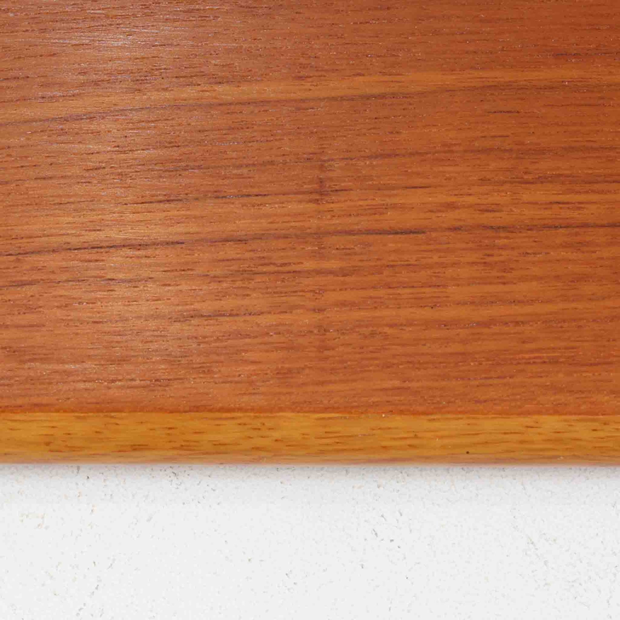 チーク材とオーク材を組み合わせたスウェーデン製のビンテージオープンシェルフは、上段に3段のオープン棚、下段に引き戸式の収納を備えた実用的な構成が特徴で、ディスプレイと収納を兼ね備えた一台として、リビングや書斎などさまざまな空間で活躍します。