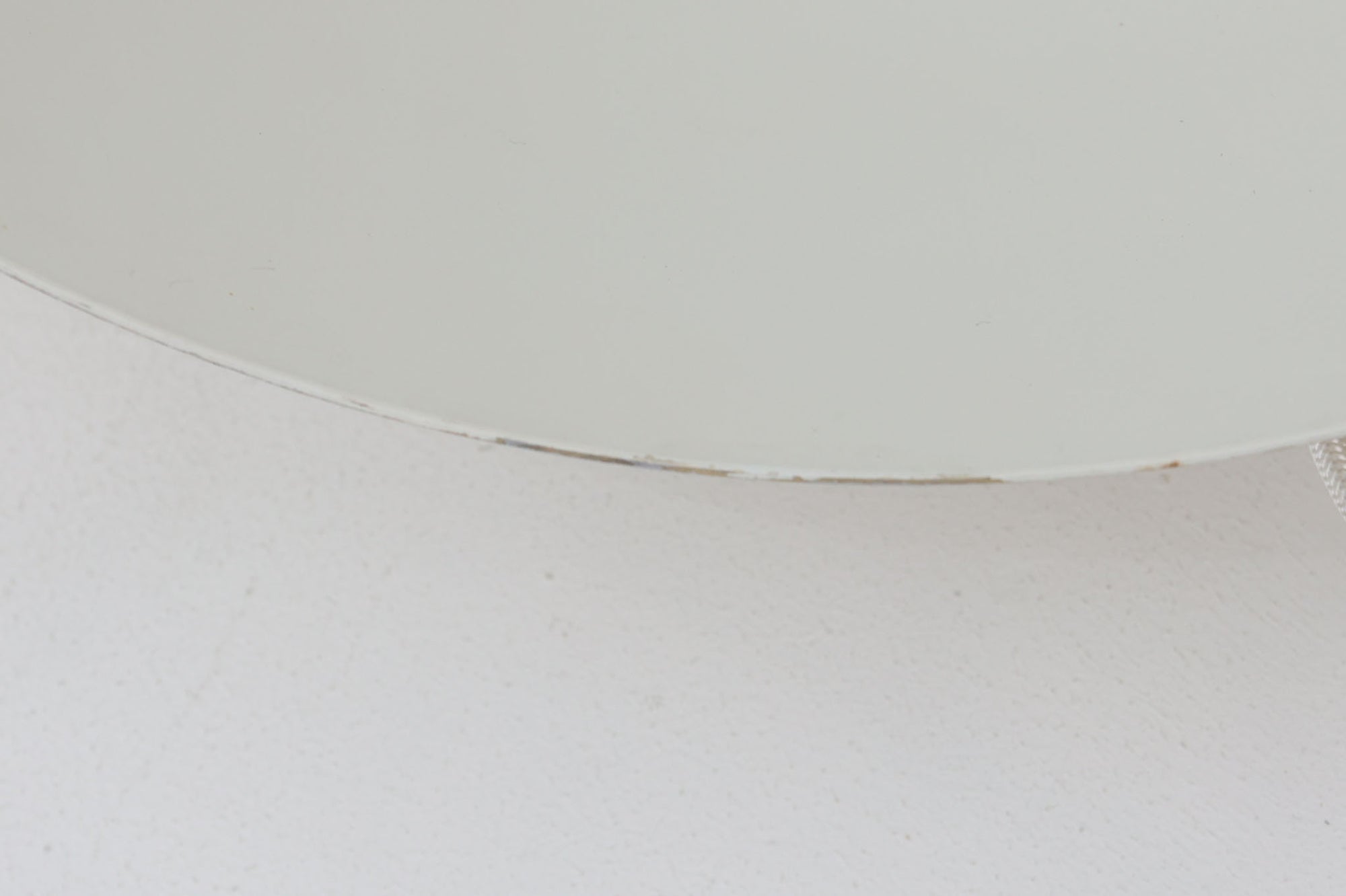 デンマークの照明ブランド、Fog &amp; morup（フォグ＆モーラップ）社によるペンダントライト「Hercules」。デザインは同社を代表するデザイナー、Jo Hammerborg（ヨー・ハーマボー）。直径41cmの存在感あるサイズに、上下を弧状に囲む真鍮製のアームが印象的な構造で、点灯時には下部のリングが光を受けて柔らかく浮かび上がります。外側はゴールドブラス、内側はホワイトで塗装されており、光の反射を美しく拡散させる仕様です。経年により一部にくすみや細かなキズが見られますが、全体としては美しい輝きを保っており、ビンテージならではの雰囲気を楽しめる一点です。E26口金のLED電球に対応し、現代の生活空間でも安心してご使用いただけます。北欧ミッドセンチュリーデザインの象徴的な一灯として、リビングやダイニングのアクセントにおすすめです。