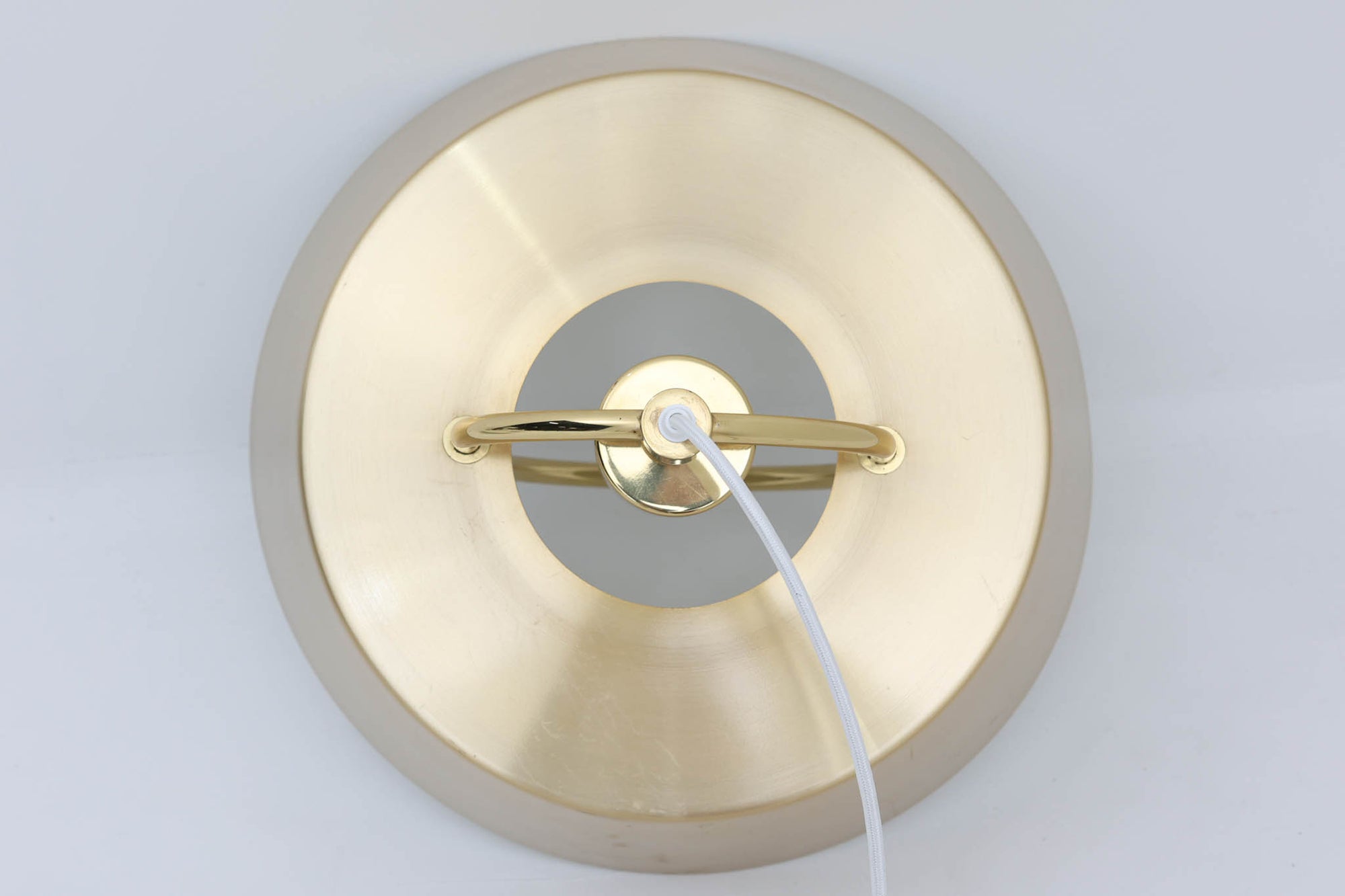 デンマークの照明ブランド、Fog &amp; morup（フォグ＆モーラップ）社によるペンダントライト「Hercules」。デザインは同社を代表するデザイナー、Jo Hammerborg（ヨー・ハーマボー）。直径41cmの存在感あるサイズに、上下を弧状に囲む真鍮製のアームが印象的な構造で、点灯時には下部のリングが光を受けて柔らかく浮かび上がります。外側はゴールドブラス、内側はホワイトで塗装されており、光の反射を美しく拡散させる仕様です。経年により一部にくすみや細かなキズが見られますが、全体としては美しい輝きを保っており、ビンテージならではの雰囲気を楽しめる一点です。E26口金のLED電球に対応し、現代の生活空間でも安心してご使用いただけます。北欧ミッドセンチュリーデザインの象徴的な一灯として、リビングやダイニングのアクセントにおすすめです。