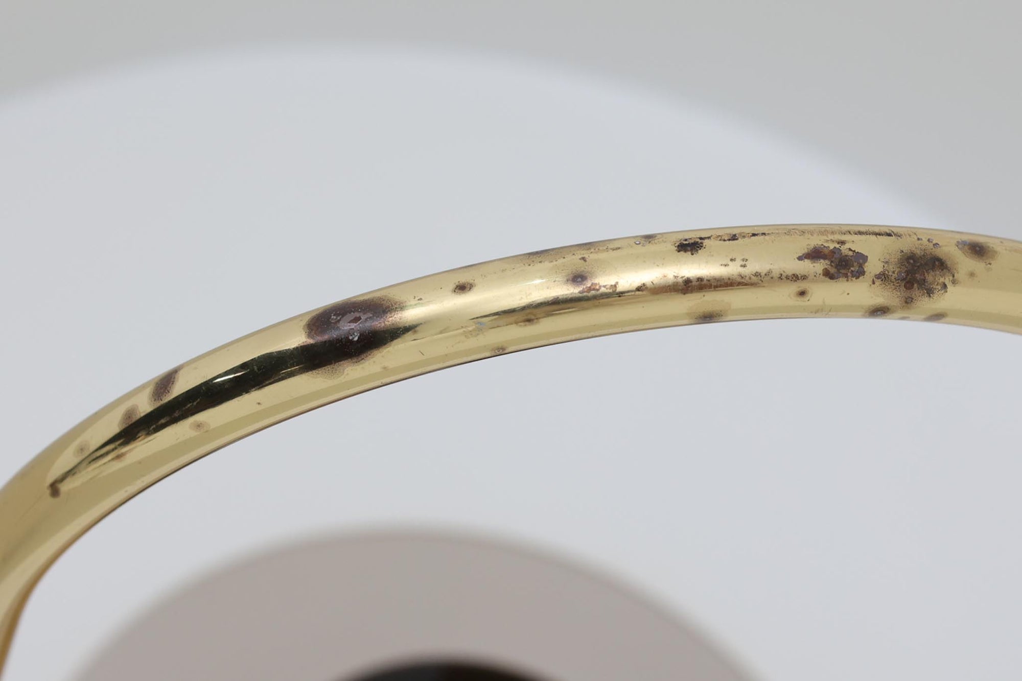 デンマークの照明ブランド、Fog &amp; morup（フォグ＆モーラップ）社によるペンダントライト「Hercules」。デザインは同社を代表するデザイナー、Jo Hammerborg（ヨー・ハーマボー）。直径41cmの存在感あるサイズに、上下を弧状に囲む真鍮製のアームが印象的な構造で、点灯時には下部のリングが光を受けて柔らかく浮かび上がります。外側はゴールドブラス、内側はホワイトで塗装されており、光の反射を美しく拡散させる仕様です。経年により一部にくすみや細かなキズが見られますが、全体としては美しい輝きを保っており、ビンテージならではの雰囲気を楽しめる一点です。E26口金のLED電球に対応し、現代の生活空間でも安心してご使用いただけます。北欧ミッドセンチュリーデザインの象徴的な一灯として、リビングやダイニングのアクセントにおすすめです。