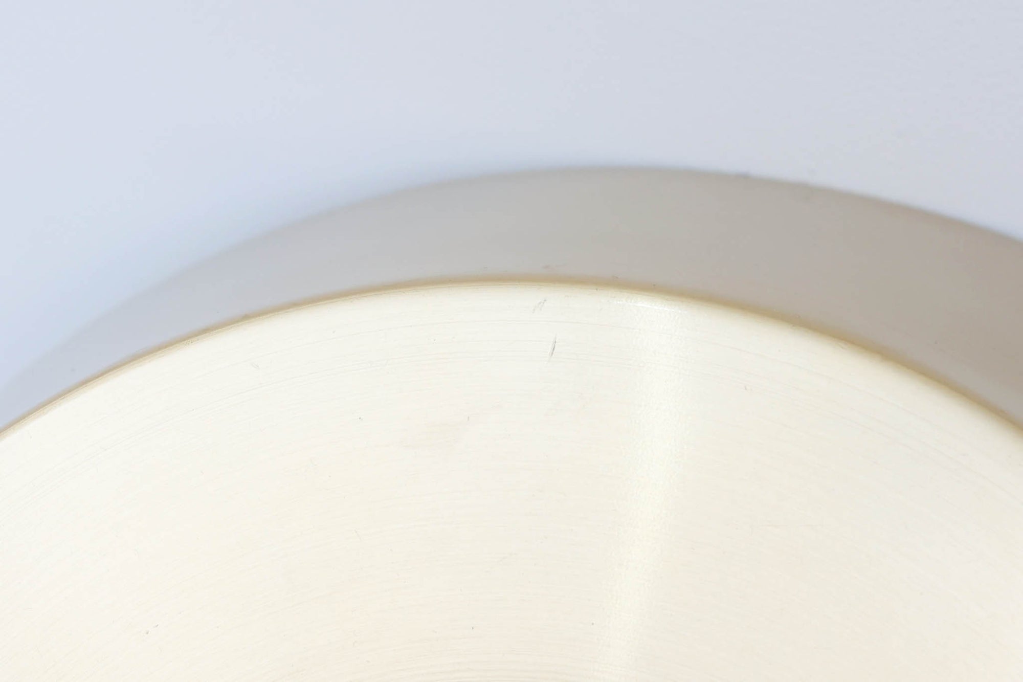 デンマークの照明ブランド、Fog &amp; morup（フォグ＆モーラップ）社によるペンダントライト「Hercules」。デザインは同社を代表するデザイナー、Jo Hammerborg（ヨー・ハーマボー）。直径41cmの存在感あるサイズに、上下を弧状に囲む真鍮製のアームが印象的な構造で、点灯時には下部のリングが光を受けて柔らかく浮かび上がります。外側はゴールドブラス、内側はホワイトで塗装されており、光の反射を美しく拡散させる仕様です。経年により一部にくすみや細かなキズが見られますが、全体としては美しい輝きを保っており、ビンテージならではの雰囲気を楽しめる一点です。E26口金のLED電球に対応し、現代の生活空間でも安心してご使用いただけます。北欧ミッドセンチュリーデザインの象徴的な一灯として、リビングやダイニングのアクセントにおすすめです。