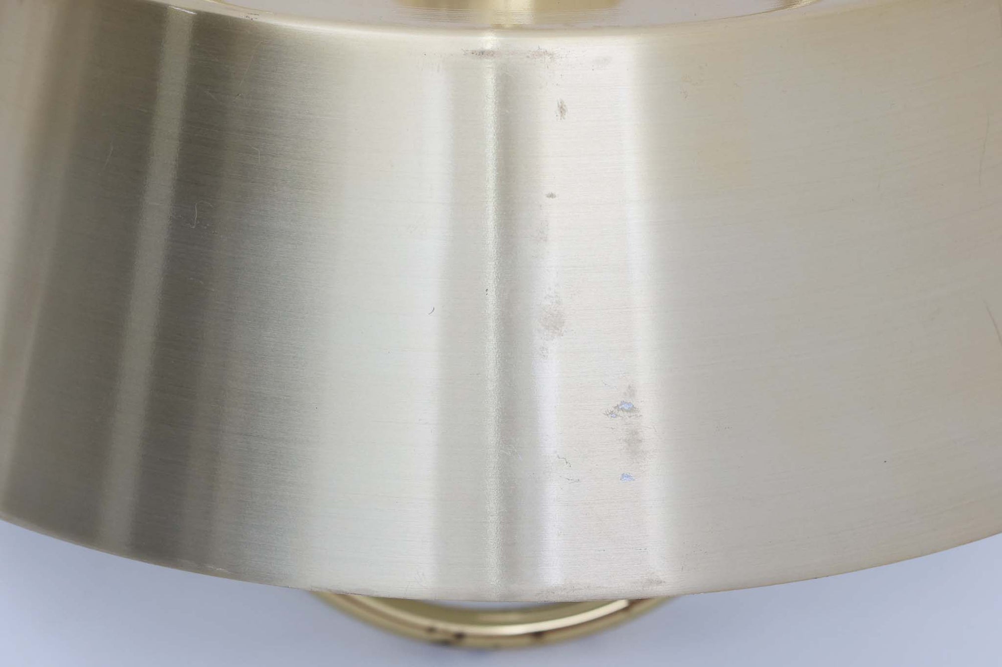 デンマークの照明ブランド、Fog &amp; morup（フォグ＆モーラップ）社によるペンダントライト「Hercules」。デザインは同社を代表するデザイナー、Jo Hammerborg（ヨー・ハーマボー）。直径41cmの存在感あるサイズに、上下を弧状に囲む真鍮製のアームが印象的な構造で、点灯時には下部のリングが光を受けて柔らかく浮かび上がります。外側はゴールドブラス、内側はホワイトで塗装されており、光の反射を美しく拡散させる仕様です。経年により一部にくすみや細かなキズが見られますが、全体としては美しい輝きを保っており、ビンテージならではの雰囲気を楽しめる一点です。E26口金のLED電球に対応し、現代の生活空間でも安心してご使用いただけます。北欧ミッドセンチュリーデザインの象徴的な一灯として、リビングやダイニングのアクセントにおすすめです。