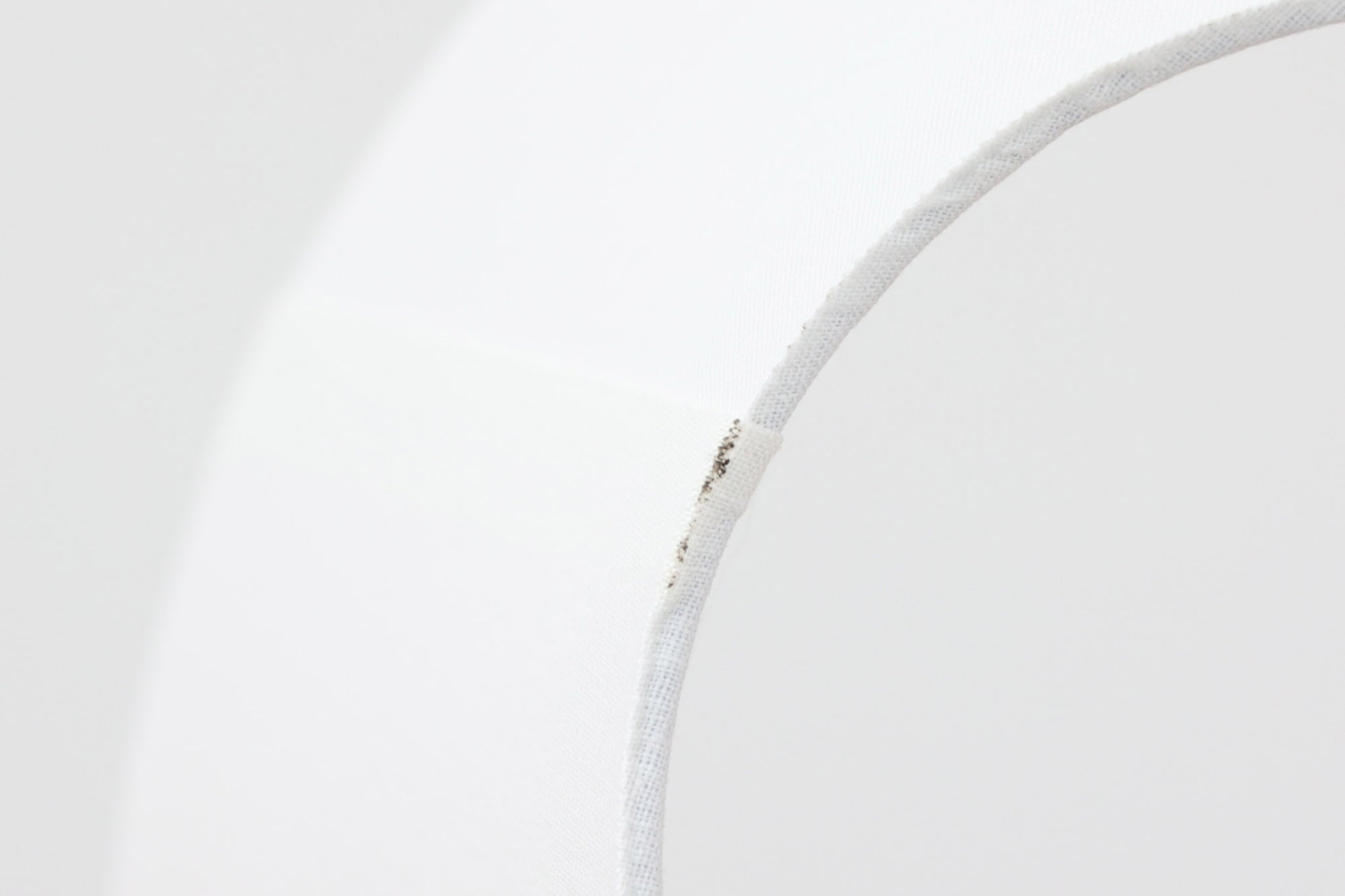 デンマーク・ボーンホルム島の名窯michael Andersen &amp; Sonによるテーブルランプ。八角形のシャープなフォルムと、マットな質感の釉薬のコントラストが美しい一点です。落ち着いたブルーグレーのトーンがインテリアに静かなアクセントを添えてくれます。高さは約50cmとやや大きめで、程よい存在感があり、サイドボードやコンソールの上などにもおすすめです。シェードは新品のリネン製。