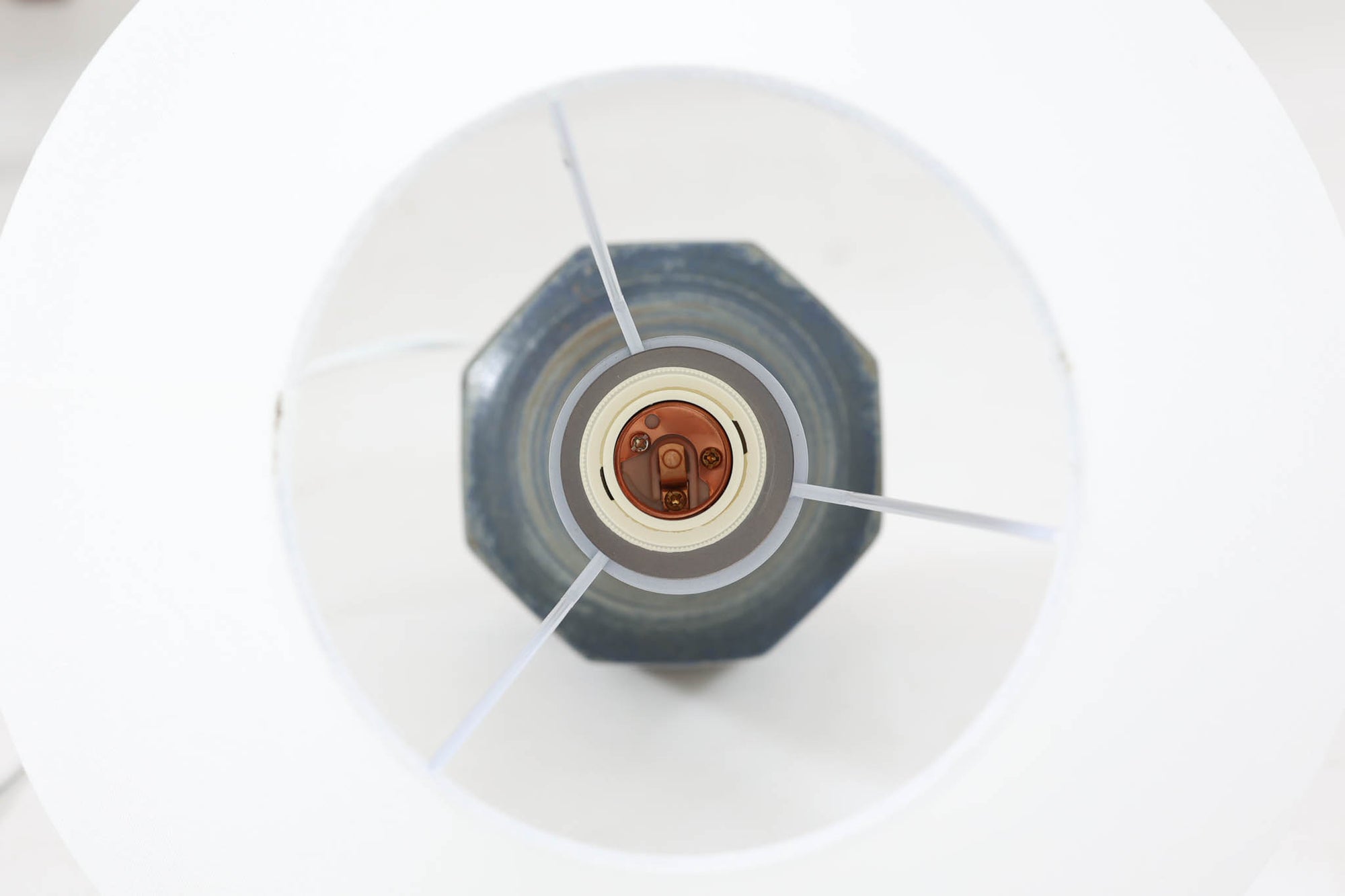 デンマーク・ボーンホルム島の名窯michael Andersen &amp; Sonによるテーブルランプ。八角形のシャープなフォルムと、マットな質感の釉薬のコントラストが美しい一点です。落ち着いたブルーグレーのトーンがインテリアに静かなアクセントを添えてくれます。高さは約50cmとやや大きめで、程よい存在感があり、サイドボードやコンソールの上などにもおすすめです。シェードは新品のリネン製。