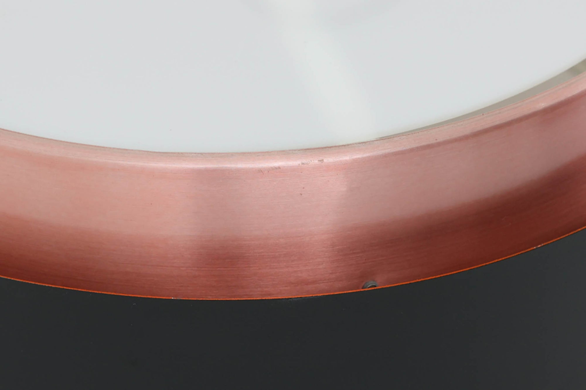 デンマークを代表する照明ブランドFog &amp; morup（フォグ＆モーラップ）社によるペンダントライト「Saturn」。デザインは同社のチーフデザイナーとして数多くの名作を生み出したJo Hammerborg（ヨー・ハーマボー）によるもの。名前の通り土星をイメージさせる円盤状のシルエットが特徴で、銅色のボディにマットブラックのバンドがアクセントとなっています。点灯時にはアクリル製のディフューザーを通して柔らかな光が広がり、上部から漏れる光が本体に陰影を与える美しい構造です。直径は34cmと空間を圧迫しないサイズ感で、ダイニングや書斎、ベッドサイドなど多用途にお使いいただけます。ボトムカバーのガラスは付属しておりませんのでご了承ください。ビンテージならではの小傷や使用感が見られますが、全体的に良好なコンディションで、モダンインテリアに映える存在感のある一灯です。