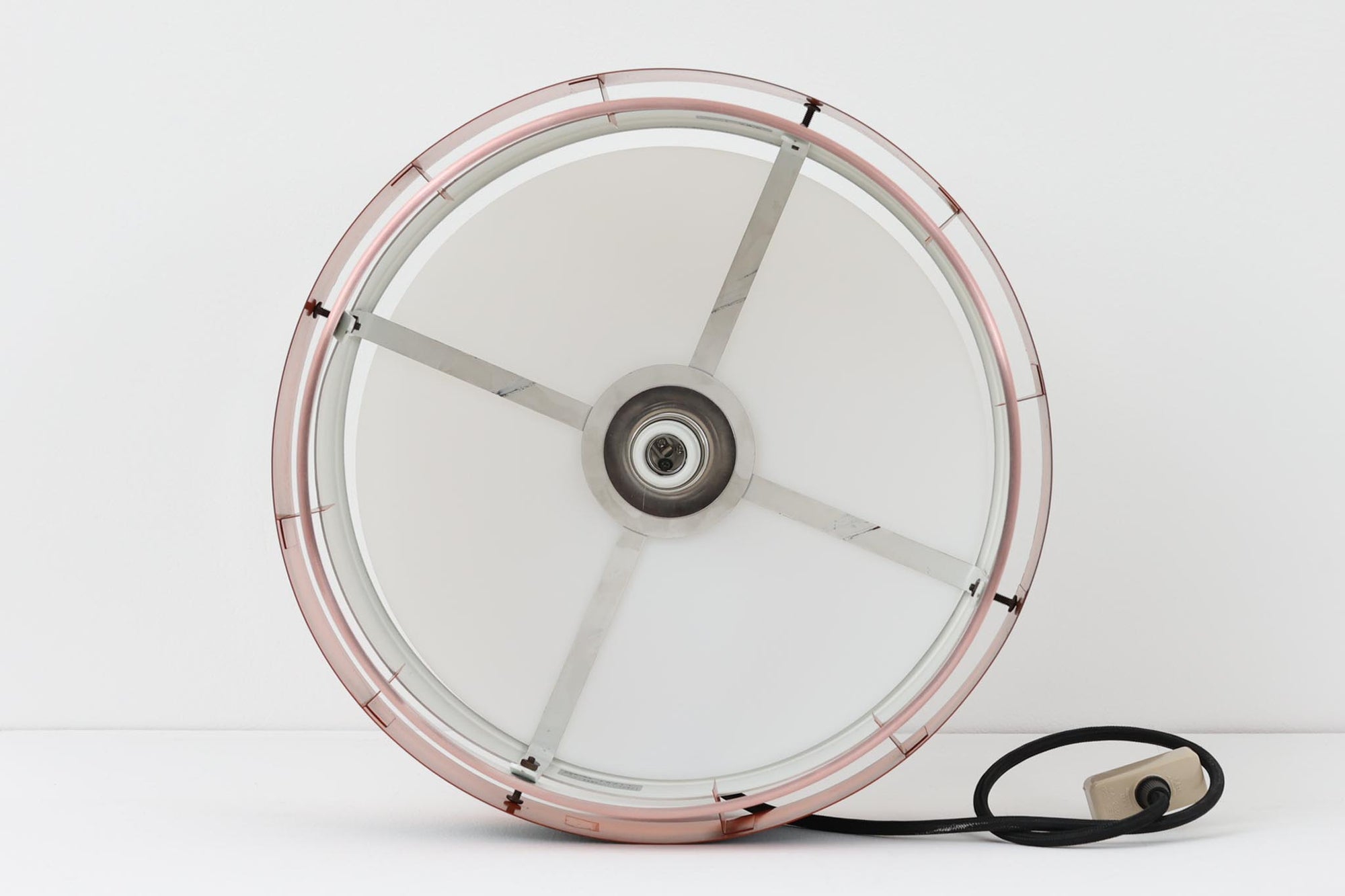 デンマークを代表する照明ブランドFog &amp; morup（フォグ＆モーラップ）社によるペンダントライト「Saturn」。デザインは同社のチーフデザイナーとして数多くの名作を生み出したJo Hammerborg（ヨー・ハーマボー）によるもの。名前の通り土星をイメージさせる円盤状のシルエットが特徴で、銅色のボディにマットブラックのバンドがアクセントとなっています。点灯時にはアクリル製のディフューザーを通して柔らかな光が広がり、上部から漏れる光が本体に陰影を与える美しい構造です。直径は34cmと空間を圧迫しないサイズ感で、ダイニングや書斎、ベッドサイドなど多用途にお使いいただけます。ボトムカバーのガラスは付属しておりませんのでご了承ください。ビンテージならではの小傷や使用感が見られますが、全体的に良好なコンディションで、モダンインテリアに映える存在感のある一灯です。