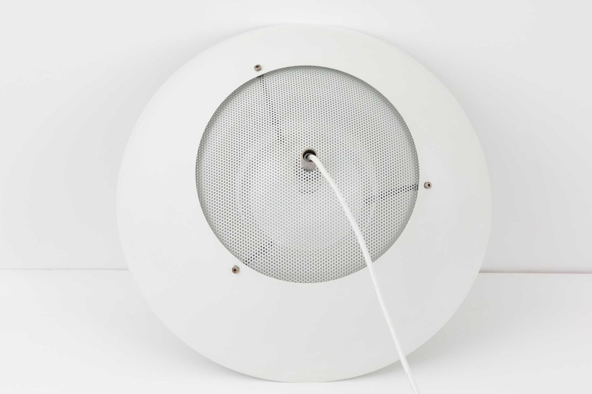 ​デンマークの照明メーカー**Nordisk Solar（ノルディック・ソーラー）**社で製造されたペンダントランプ“Safari（サファリ）”をご紹介します。​このランプは、1970年代にデンマークのデザイナー**Christian Hvidt**によってデザインされ、1981年に世界的に権威ある「iFプロダクトデザイン賞」を受賞しています。 ​デザインの特徴として、上部にはパンチングメタル製のトップディフューザーが配置されており、内部には角度の異なる2層のリフレクターを備えています。​これにより、光源が直接目に入らないグレアフリー構造となっており、柔らかな光が空間全体に穏やかに広がります。​北欧らしい機能美と造形美を兼ね備えたこの照明は、ダイニングやリビングはもちろん、商業空間のアクセントとしても最適です。一部には Hvidt &amp; molgaard の関与を示唆する情報も見受けられますが、Safariランプは公式なデザイン史料や専門的な文献では Christian Hvidt による単独デザインとして紹介されています。本体サイズは直径47cmで、存在感のあるサイズながらも上品な佇まいを持つ一品です。