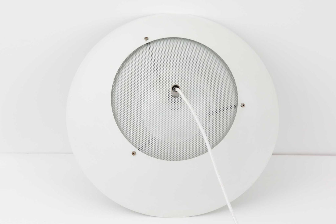 ​デンマークの照明メーカー**Nordisk Solar（ノルディック・ソーラー）**社で製造されたペンダントランプ“Safari（サファリ）”をご紹介します。​このランプは、1970年代にデンマークのデザイナー**Christian Hvidt**によってデザインされ、1981年に世界的に権威ある「iFプロダクトデザイン賞」を受賞しています。 ​デザインの特徴として、上部にはパンチングメタル製のトップディフューザーが配置されており、内部には角度の異なる2層のリフレクターを備えています。​これにより、光源が直接目に入らないグレアフリー構造となっており、柔らかな光が空間全体に穏やかに広がります。​北欧らしい機能美と造形美を兼ね備えたこの照明は、ダイニングやリビングはもちろん、商業空間のアクセントとしても最適です。一部には Hvidt & molgaard の関与を示唆する情報も見受けられますが、Safariランプは公式なデザイン史料や専門的な文献では Christian Hvidt による単独デザインとして紹介されています。本体サイズは直径47cmで、存在感のあるサイズながらも上品な佇まいを持つ一品です。