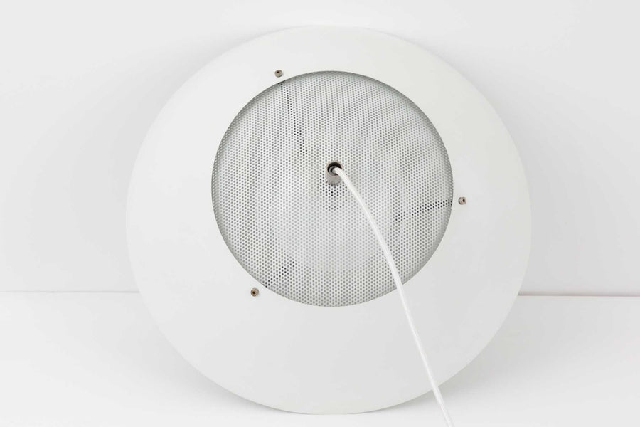 ​デンマークの照明メーカー**Nordisk Solar（ノルディック・ソーラー）**社で製造されたペンダントランプ“Safari（サファリ）”をご紹介します。​このランプは、1970年代にデンマークのデザイナー**Christian Hvidt**によってデザインされ、1981年に世界的に権威ある「iFプロダクトデザイン賞」を受賞しています。 ​デザインの特徴として、上部にはパンチングメタル製のトップディフューザーが配置されており、内部には角度の異なる2層のリフレクターを備えています。​これにより、光源が直接目に入らないグレアフリー構造となっており、柔らかな光が空間全体に穏やかに広がります。​北欧らしい機能美と造形美を兼ね備えたこの照明は、ダイニングやリビングはもちろん、商業空間のアクセントとしても最適です。一部には Hvidt & molgaard の関与を示唆する情報も見受けられますが、Safariランプは公式なデザイン史料や専門的な文献では Christian Hvidt による単独デザインとして紹介されています。本体サイズは直径47cmで、存在感のあるサイズながらも上品な佇まいを持つ一品です。