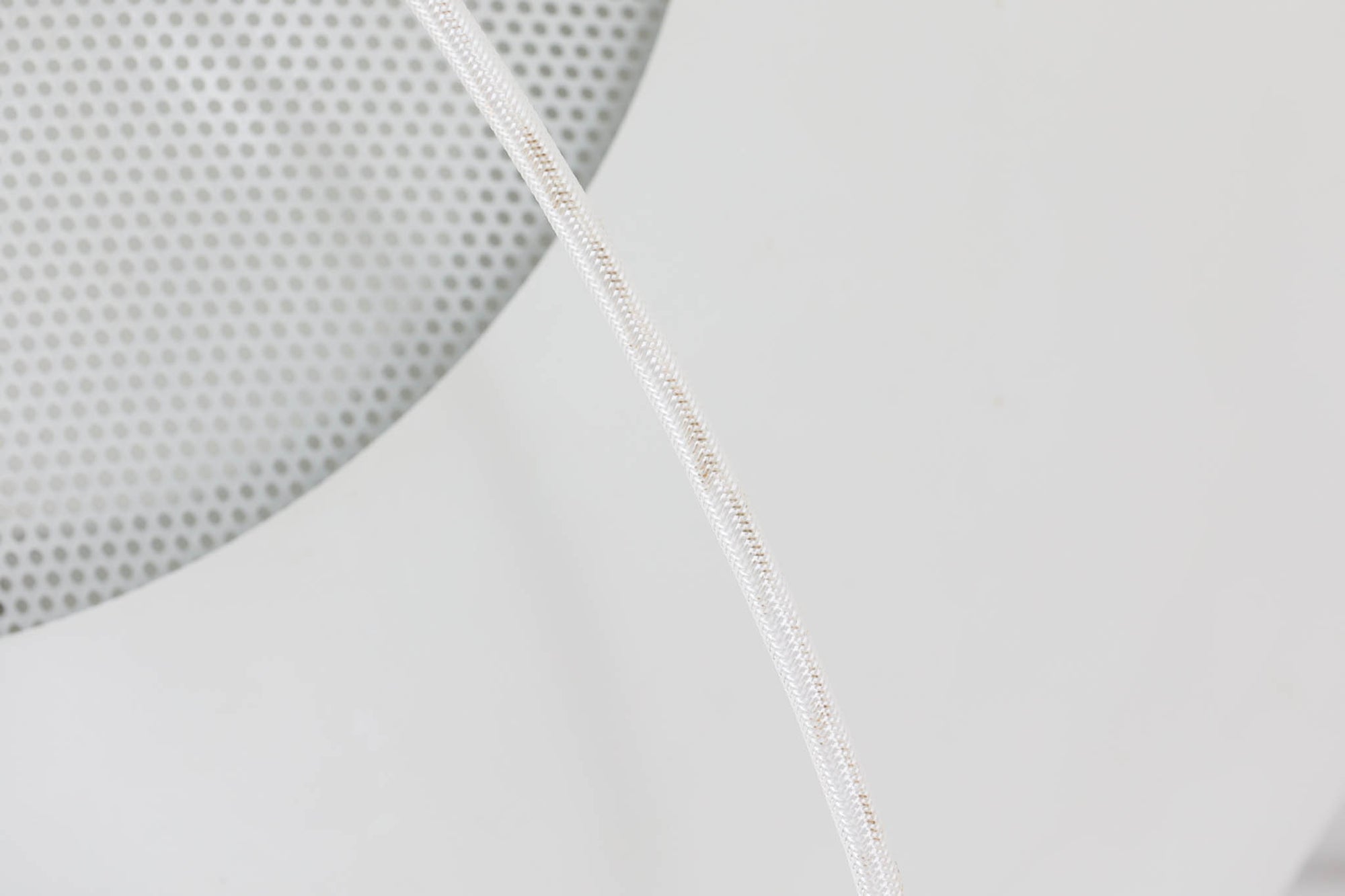 ​デンマークの照明メーカー**Nordisk Solar（ノルディック・ソーラー）**社で製造されたペンダントランプ“Safari（サファリ）”をご紹介します。​このランプは、1970年代にデンマークのデザイナー**Christian Hvidt**によってデザインされ、1981年に世界的に権威ある「iFプロダクトデザイン賞」を受賞しています。 ​デザインの特徴として、上部にはパンチングメタル製のトップディフューザーが配置されており、内部には角度の異なる2層のリフレクターを備えています。​これにより、光源が直接目に入らないグレアフリー構造となっており、柔らかな光が空間全体に穏やかに広がります。​北欧らしい機能美と造形美を兼ね備えたこの照明は、ダイニングやリビングはもちろん、商業空間のアクセントとしても最適です。一部には Hvidt &amp; molgaard の関与を示唆する情報も見受けられますが、Safariランプは公式なデザイン史料や専門的な文献では Christian Hvidt による単独デザインとして紹介されています。本体サイズは直径47cmで、存在感のあるサイズながらも上品な佇まいを持つ一品です。