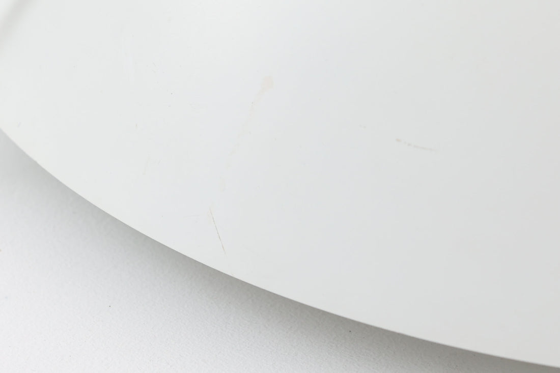 ​デンマークの照明メーカー**Nordisk Solar（ノルディック・ソーラー）**社で製造されたペンダントランプ“Safari（サファリ）”をご紹介します。​このランプは、1970年代にデンマークのデザイナー**Christian Hvidt**によってデザインされ、1981年に世界的に権威ある「iFプロダクトデザイン賞」を受賞しています。 ​デザインの特徴として、上部にはパンチングメタル製のトップディフューザーが配置されており、内部には角度の異なる2層のリフレクターを備えています。​これにより、光源が直接目に入らないグレアフリー構造となっており、柔らかな光が空間全体に穏やかに広がります。​北欧らしい機能美と造形美を兼ね備えたこの照明は、ダイニングやリビングはもちろん、商業空間のアクセントとしても最適です。一部には Hvidt & molgaard の関与を示唆する情報も見受けられますが、Safariランプは公式なデザイン史料や専門的な文献では Christian Hvidt による単独デザインとして紹介されています。本体サイズは直径47cmで、存在感のあるサイズながらも上品な佇まいを持つ一品です。