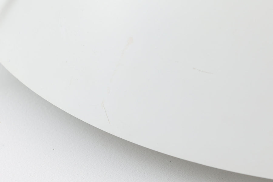 ​デンマークの照明メーカー**Nordisk Solar（ノルディック・ソーラー）**社で製造されたペンダントランプ“Safari（サファリ）”をご紹介します。​このランプは、1970年代にデンマークのデザイナー**Christian Hvidt**によってデザインされ、1981年に世界的に権威ある「iFプロダクトデザイン賞」を受賞しています。 ​デザインの特徴として、上部にはパンチングメタル製のトップディフューザーが配置されており、内部には角度の異なる2層のリフレクターを備えています。​これにより、光源が直接目に入らないグレアフリー構造となっており、柔らかな光が空間全体に穏やかに広がります。​北欧らしい機能美と造形美を兼ね備えたこの照明は、ダイニングやリビングはもちろん、商業空間のアクセントとしても最適です。一部には Hvidt & molgaard の関与を示唆する情報も見受けられますが、Safariランプは公式なデザイン史料や専門的な文献では Christian Hvidt による単独デザインとして紹介されています。本体サイズは直径47cmで、存在感のあるサイズながらも上品な佇まいを持つ一品です。