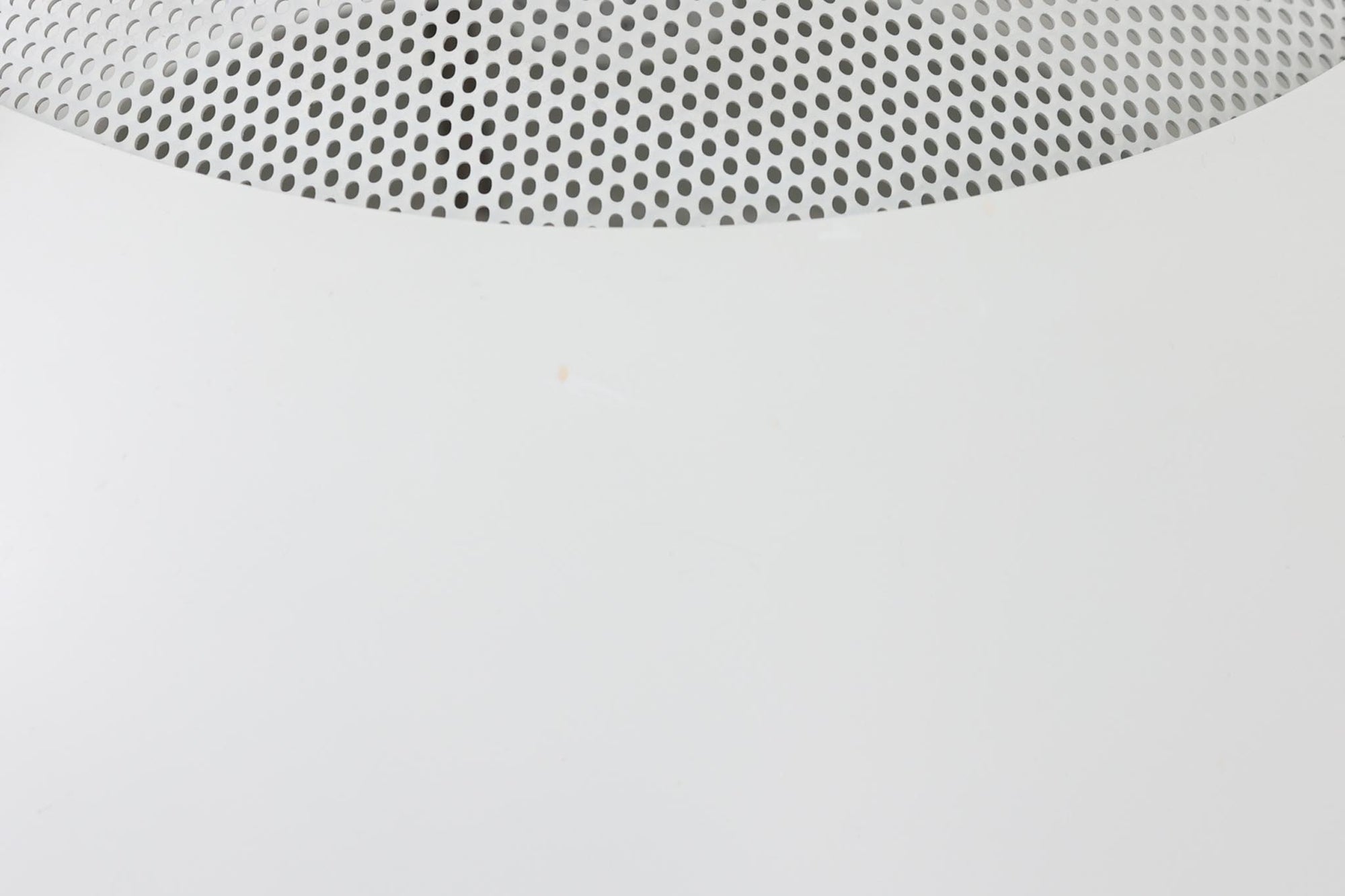 ​デンマークの照明メーカー**Nordisk Solar（ノルディック・ソーラー）**社で製造されたペンダントランプ“Safari（サファリ）”をご紹介します。​このランプは、1970年代にデンマークのデザイナー**Christian Hvidt**によってデザインされ、1981年に世界的に権威ある「iFプロダクトデザイン賞」を受賞しています。 ​デザインの特徴として、上部にはパンチングメタル製のトップディフューザーが配置されており、内部には角度の異なる2層のリフレクターを備えています。​これにより、光源が直接目に入らないグレアフリー構造となっており、柔らかな光が空間全体に穏やかに広がります。​北欧らしい機能美と造形美を兼ね備えたこの照明は、ダイニングやリビングはもちろん、商業空間のアクセントとしても最適です。一部には Hvidt &amp; molgaard の関与を示唆する情報も見受けられますが、Safariランプは公式なデザイン史料や専門的な文献では Christian Hvidt による単独デザインとして紹介されています。本体サイズは直径47cmで、存在感のあるサイズながらも上品な佇まいを持つ一品です。