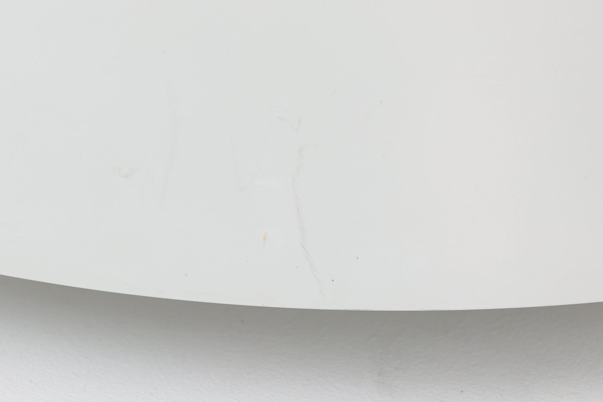 ​デンマークの照明メーカー**Nordisk Solar（ノルディック・ソーラー）**社で製造されたペンダントランプ“Safari（サファリ）”をご紹介します。​このランプは、1970年代にデンマークのデザイナー**Christian Hvidt**によってデザインされ、1981年に世界的に権威ある「iFプロダクトデザイン賞」を受賞しています。 ​デザインの特徴として、上部にはパンチングメタル製のトップディフューザーが配置されており、内部には角度の異なる2層のリフレクターを備えています。​これにより、光源が直接目に入らないグレアフリー構造となっており、柔らかな光が空間全体に穏やかに広がります。​北欧らしい機能美と造形美を兼ね備えたこの照明は、ダイニングやリビングはもちろん、商業空間のアクセントとしても最適です。一部には Hvidt &amp; molgaard の関与を示唆する情報も見受けられますが、Safariランプは公式なデザイン史料や専門的な文献では Christian Hvidt による単独デザインとして紹介されています。本体サイズは直径47cmで、存在感のあるサイズながらも上品な佇まいを持つ一品です。