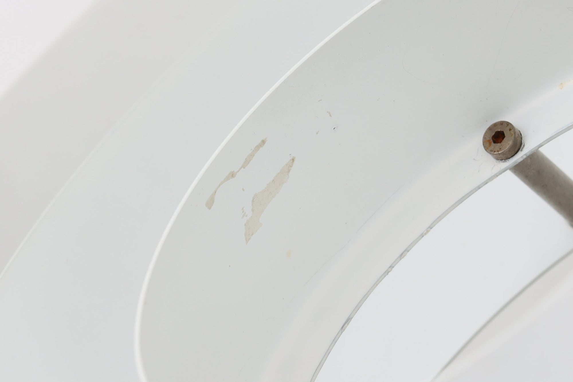 ​デンマークの照明メーカー**Nordisk Solar（ノルディック・ソーラー）**社で製造されたペンダントランプ“Safari（サファリ）”をご紹介します。​このランプは、1970年代にデンマークのデザイナー**Christian Hvidt**によってデザインされ、1981年に世界的に権威ある「iFプロダクトデザイン賞」を受賞しています。 ​デザインの特徴として、上部にはパンチングメタル製のトップディフューザーが配置されており、内部には角度の異なる2層のリフレクターを備えています。​これにより、光源が直接目に入らないグレアフリー構造となっており、柔らかな光が空間全体に穏やかに広がります。​北欧らしい機能美と造形美を兼ね備えたこの照明は、ダイニングやリビングはもちろん、商業空間のアクセントとしても最適です。一部には Hvidt &amp; molgaard の関与を示唆する情報も見受けられますが、Safariランプは公式なデザイン史料や専門的な文献では Christian Hvidt による単独デザインとして紹介されています。本体サイズは直径47cmで、存在感のあるサイズながらも上品な佇まいを持つ一品です。