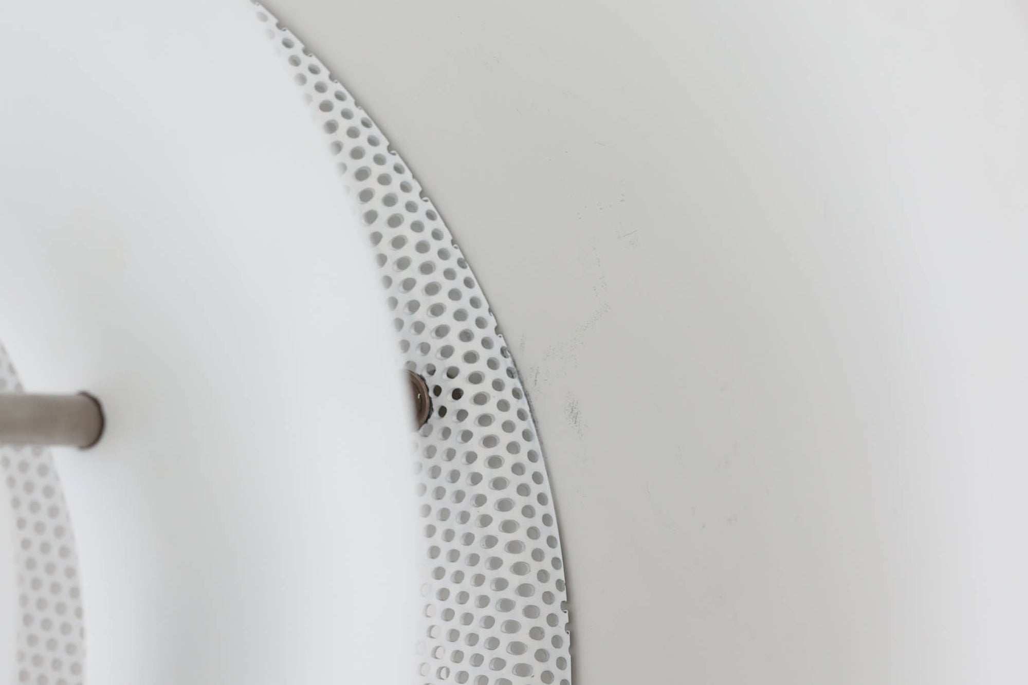 ​デンマークの照明メーカー**Nordisk Solar（ノルディック・ソーラー）**社で製造されたペンダントランプ“Safari（サファリ）”をご紹介します。​このランプは、1970年代にデンマークのデザイナー**Christian Hvidt**によってデザインされ、1981年に世界的に権威ある「iFプロダクトデザイン賞」を受賞しています。 ​デザインの特徴として、上部にはパンチングメタル製のトップディフューザーが配置されており、内部には角度の異なる2層のリフレクターを備えています。​これにより、光源が直接目に入らないグレアフリー構造となっており、柔らかな光が空間全体に穏やかに広がります。​北欧らしい機能美と造形美を兼ね備えたこの照明は、ダイニングやリビングはもちろん、商業空間のアクセントとしても最適です。一部には Hvidt &amp; molgaard の関与を示唆する情報も見受けられますが、Safariランプは公式なデザイン史料や専門的な文献では Christian Hvidt による単独デザインとして紹介されています。本体サイズは直径47cmで、存在感のあるサイズながらも上品な佇まいを持つ一品です。