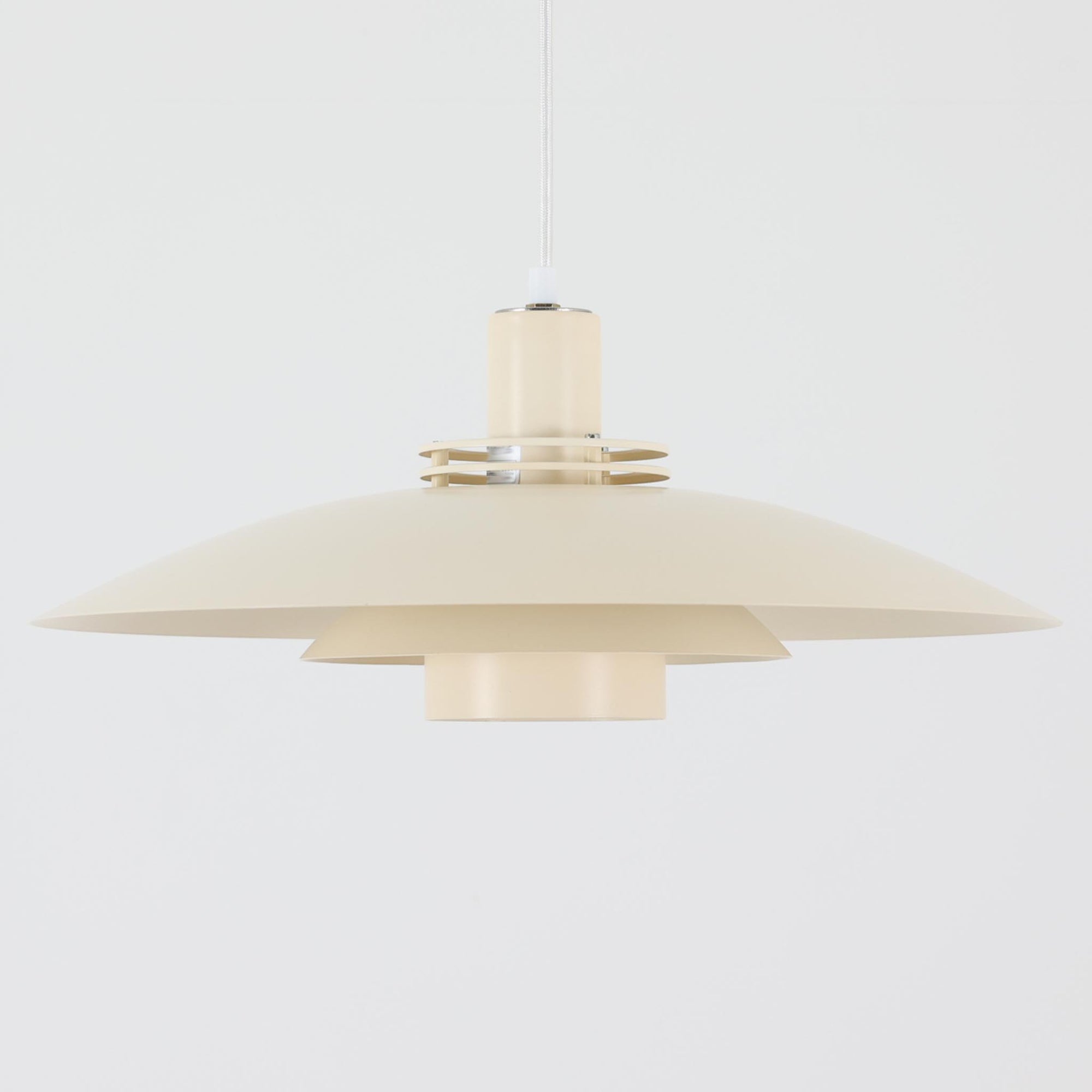 LYFA製のペンダントライト「Type 4174」は、円を重ねたシェード構造によって眩しさを抑えつつ、柔らかな光を広げる設計が特徴です。アルミとプラスチックの異素材を組み合わせた軽やかなデザインは、空間にモダンな印象を与えながらも、北欧ビンテージらしい温かみも感じさせます。経年によるわずかな擦れやくすみはございますが使用感も少なく綺麗な状態です。