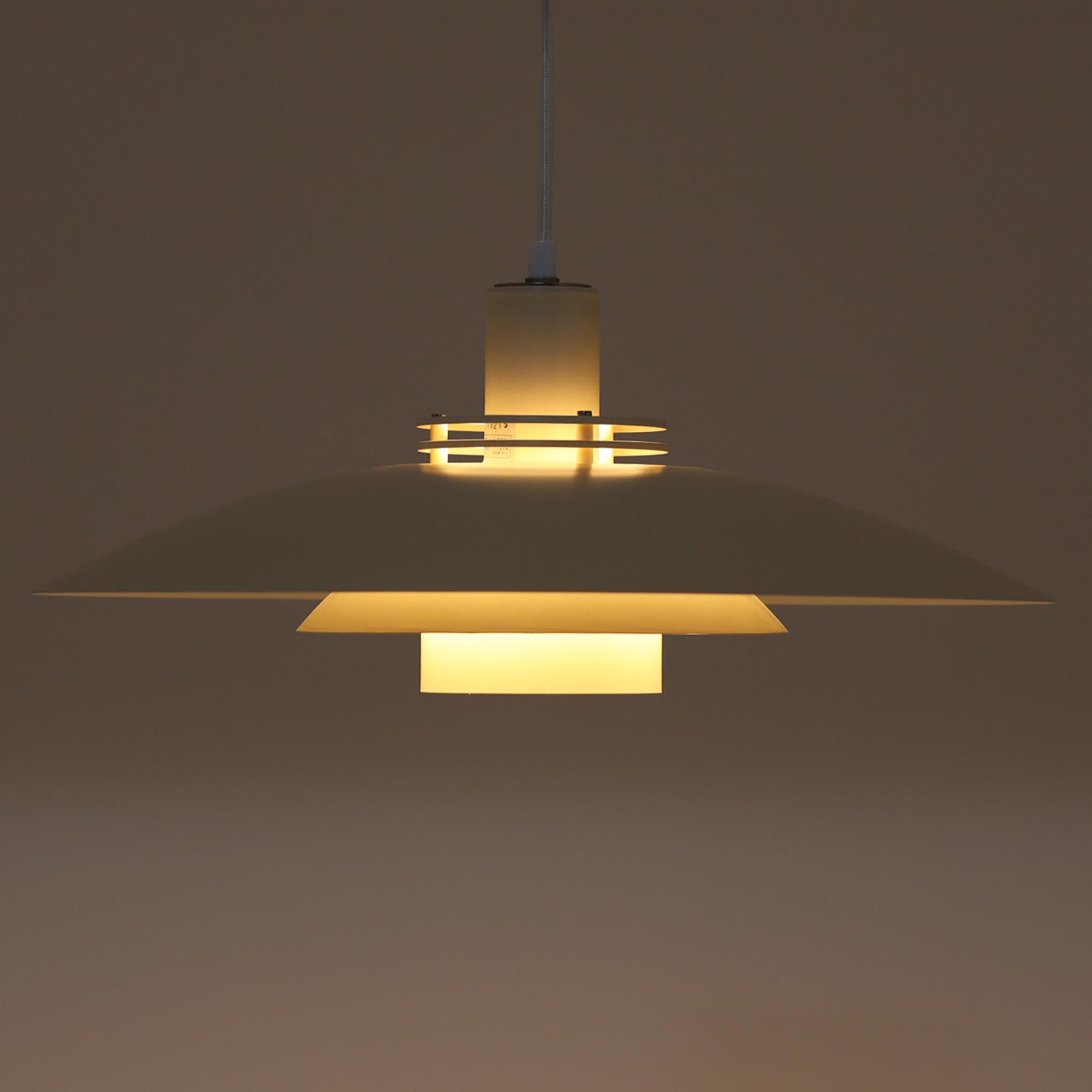 LYFA製のペンダントライト「Type 4174」は、円を重ねたシェード構造によって眩しさを抑えつつ、柔らかな光を広げる設計が特徴です。アルミとプラスチックの異素材を組み合わせた軽やかなデザインは、空間にモダンな印象を与えながらも、北欧ビンテージらしい温かみも感じさせます。経年によるわずかな擦れやくすみはございますが使用感も少なく綺麗な状態です。