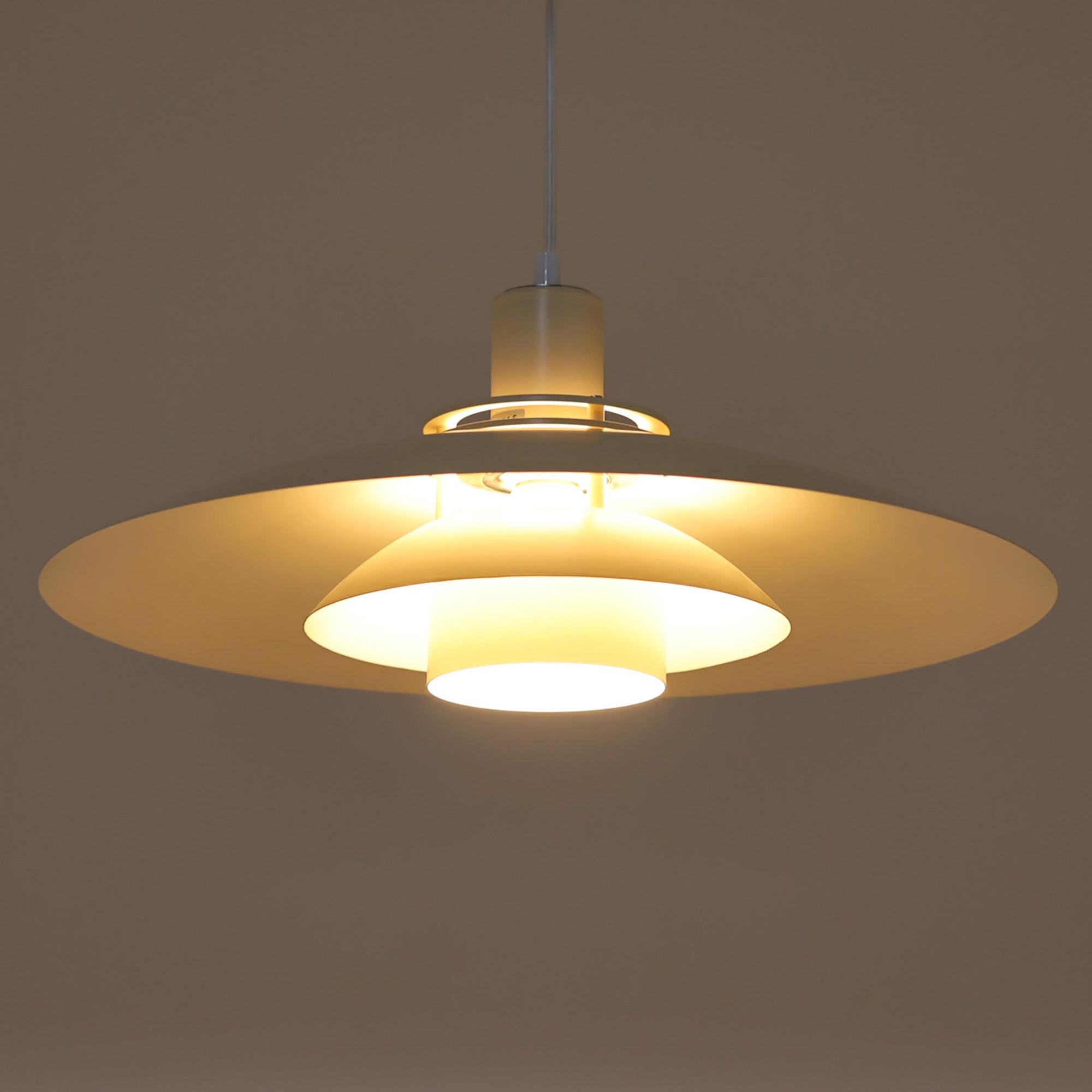 LYFA製のペンダントライト「Type 4174」は、円を重ねたシェード構造によって眩しさを抑えつつ、柔らかな光を広げる設計が特徴です。アルミとプラスチックの異素材を組み合わせた軽やかなデザインは、空間にモダンな印象を与えながらも、北欧ビンテージらしい温かみも感じさせます。経年によるわずかな擦れやくすみはございますが使用感も少なく綺麗な状態です。