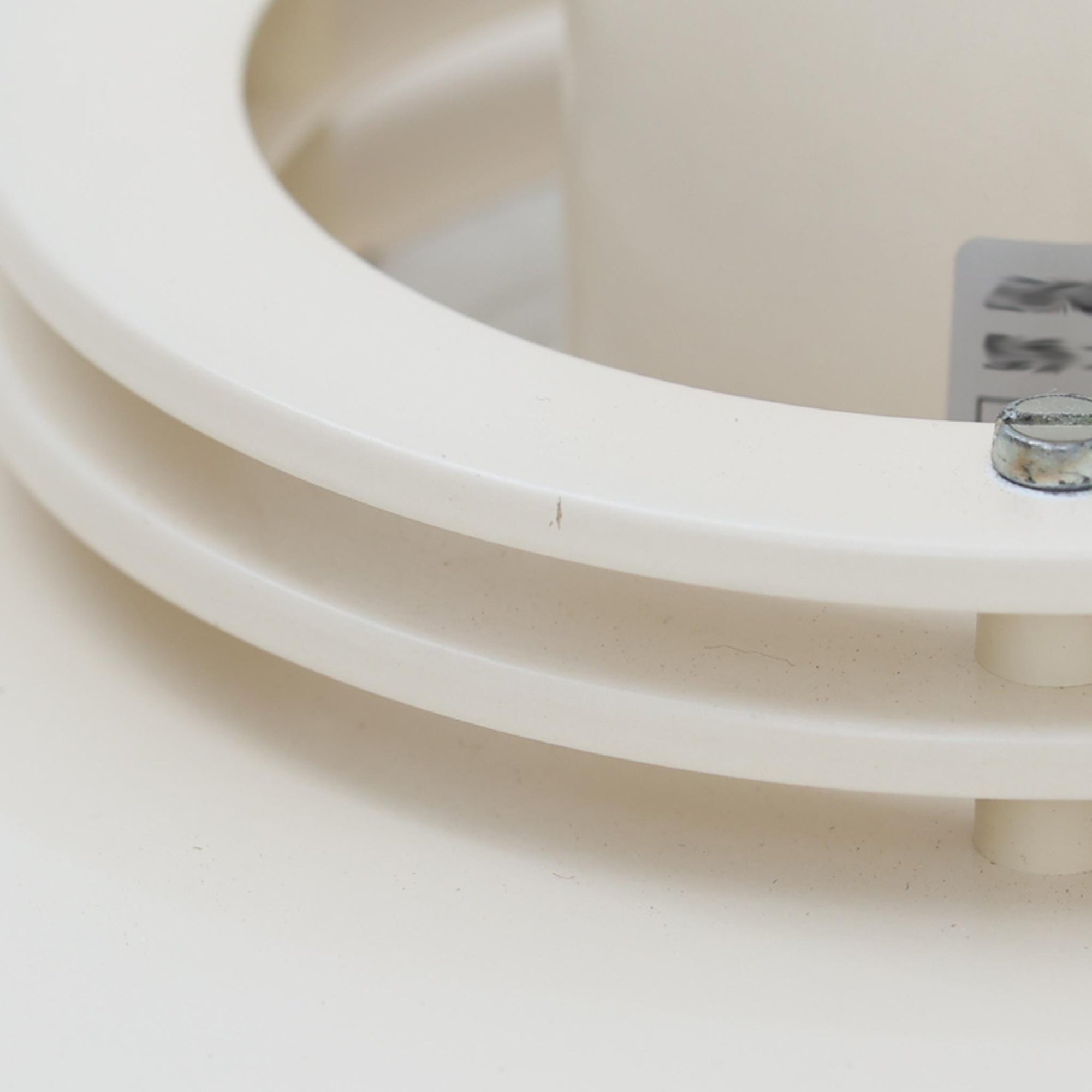 LYFA製のペンダントライト「Type 4174」は、円を重ねたシェード構造によって眩しさを抑えつつ、柔らかな光を広げる設計が特徴です。アルミとプラスチックの異素材を組み合わせた軽やかなデザインは、空間にモダンな印象を与えながらも、北欧ビンテージらしい温かみも感じさせます。経年によるわずかな擦れやくすみはございますが使用感も少なく綺麗な状態です。